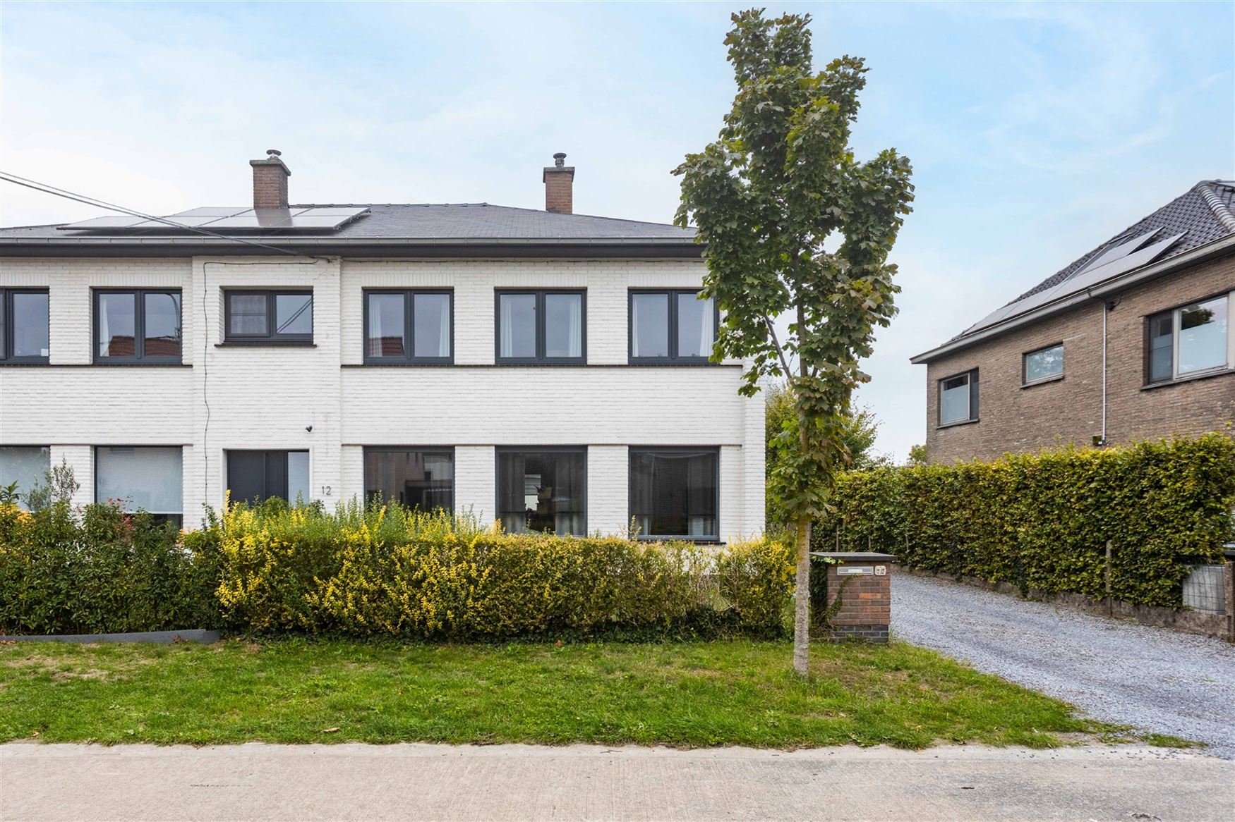 Charmante halfopen woning met tuin en garage te Drongen. foto 2