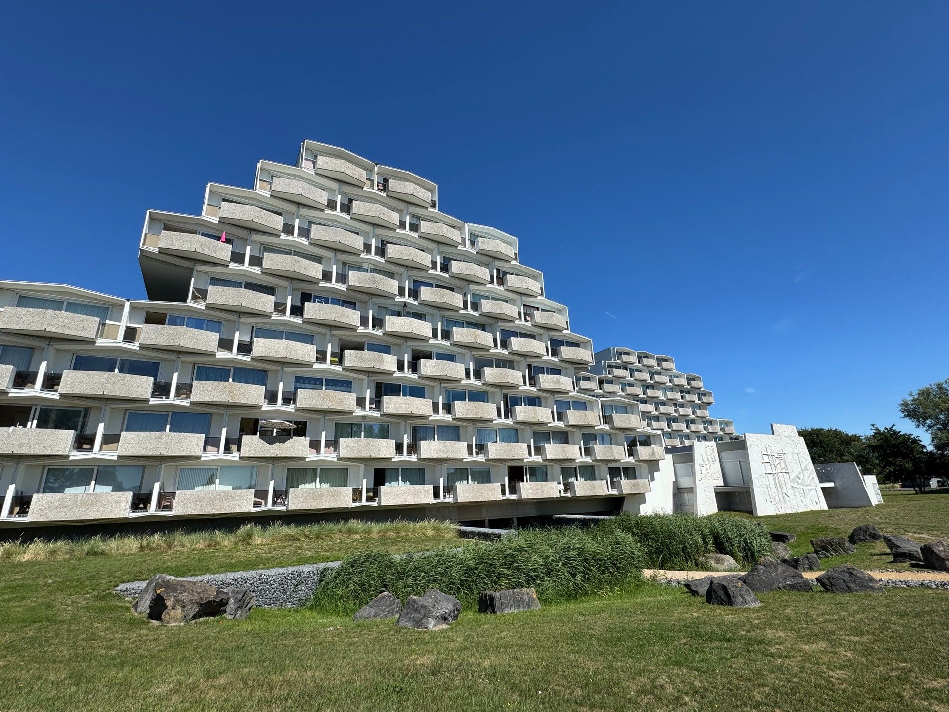 Hoofdfoto van de publicatie: Studio met 2 slaapkamers te koop in het Park Atlantis te De Haan.