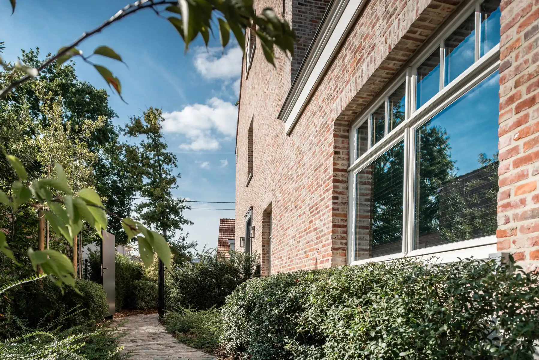 Exclusieve instapklare woning met zwembad en open groenzicht foto 3