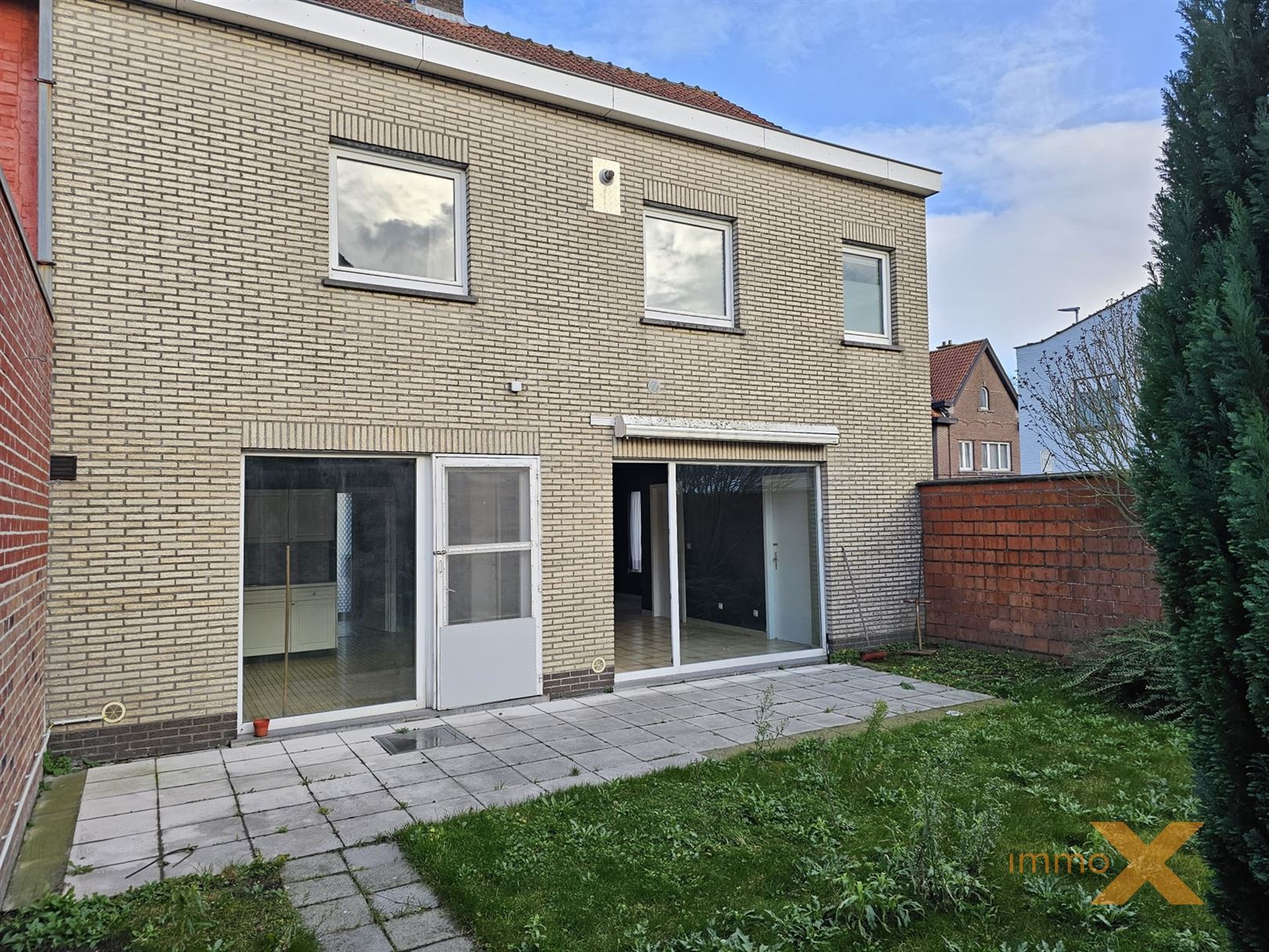 RUIME WONING MET DUBBEL GARAGE EN TUINTJE foto 2