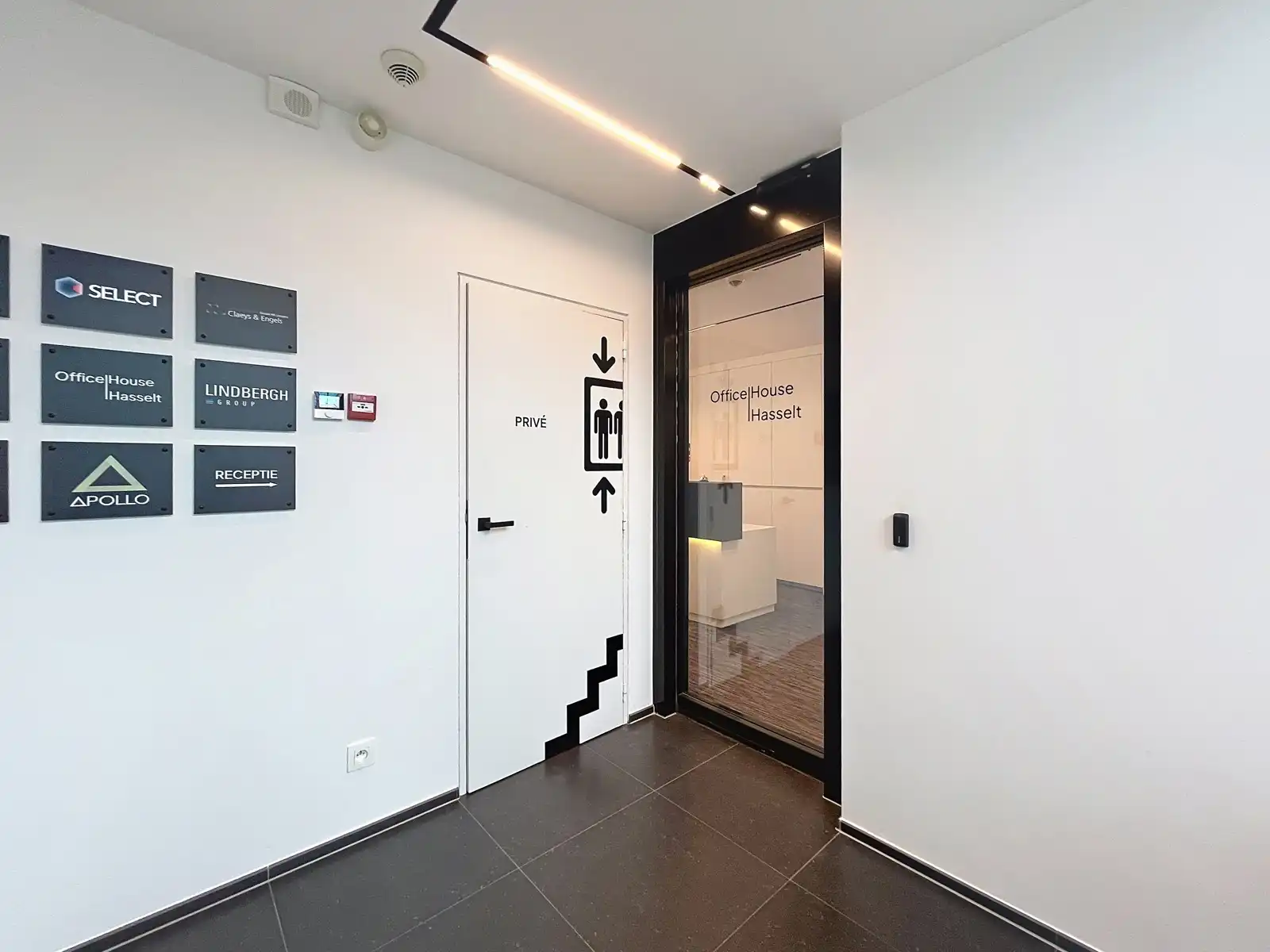 Duplex-kantoorruimte met 6/9 werkplekken in dienstencentrum. foto 15