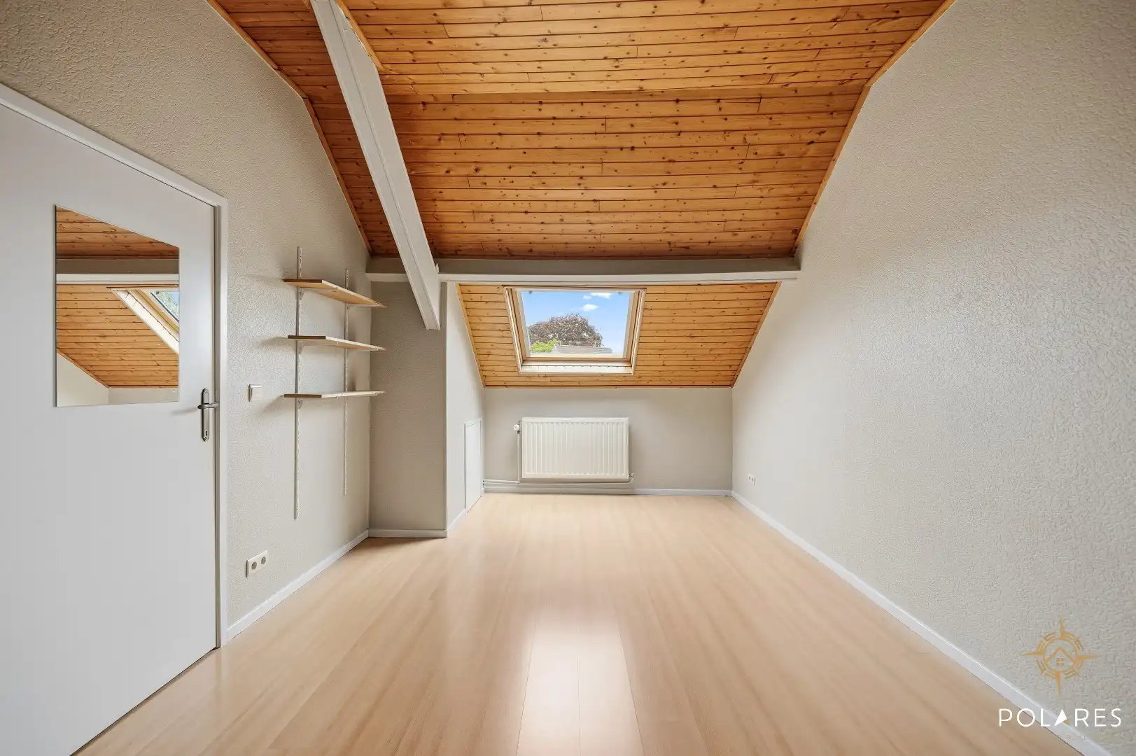 Instapklare rijwoning met 4 slaapkamers en leuke tuin! foto 14