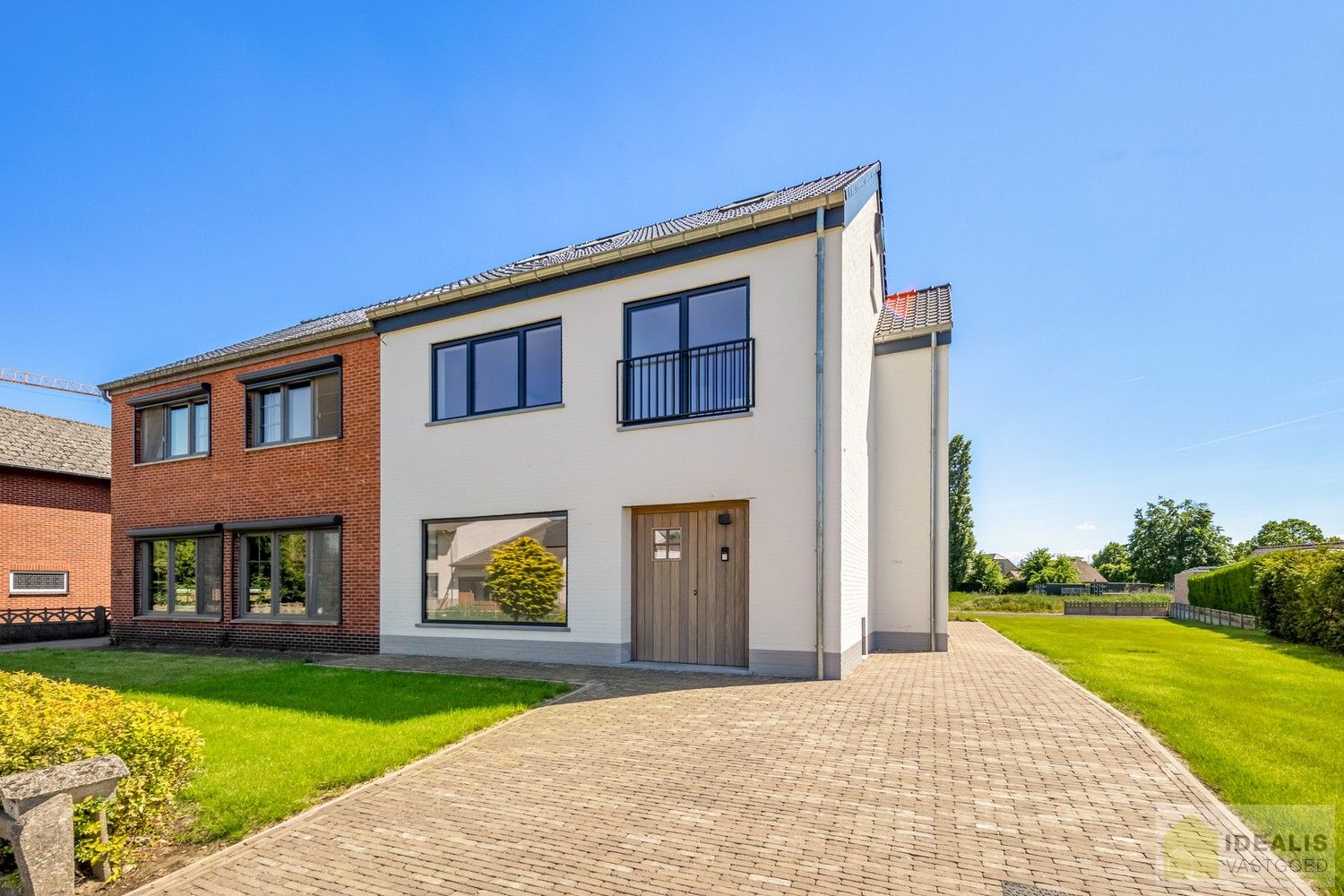 IDEALIS VASTGOED – Schitterend volledig vernieuwde woning (+- 220m²) met een heerlijke open leefruimte, 3 ruime slaapkamers, luxueuze badkamer, ruime wasplaats op een fijn zuid georiënteerd perceel! Dit heerlijke huis bevindt zich op een knap perceel van 8a 69ca in een heerlijk rustige en groene omgeving! - EEN MUST VISIT! - foto {{pictureIndex}}