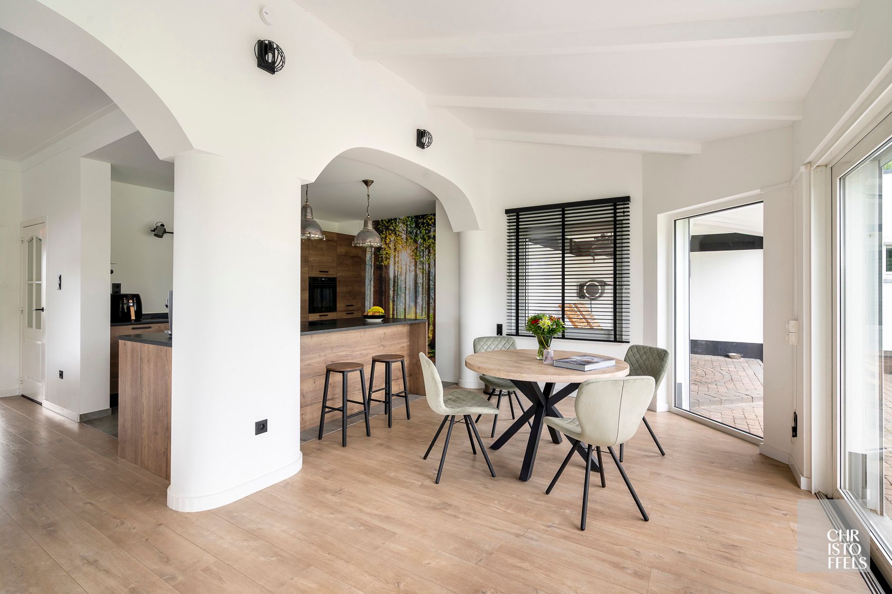 Uitzonderlijk ruime (440m²!) en volledig gerenoveerde woning met commerciële topligging en tal van mogelijkheden in Lanaken! foto 5