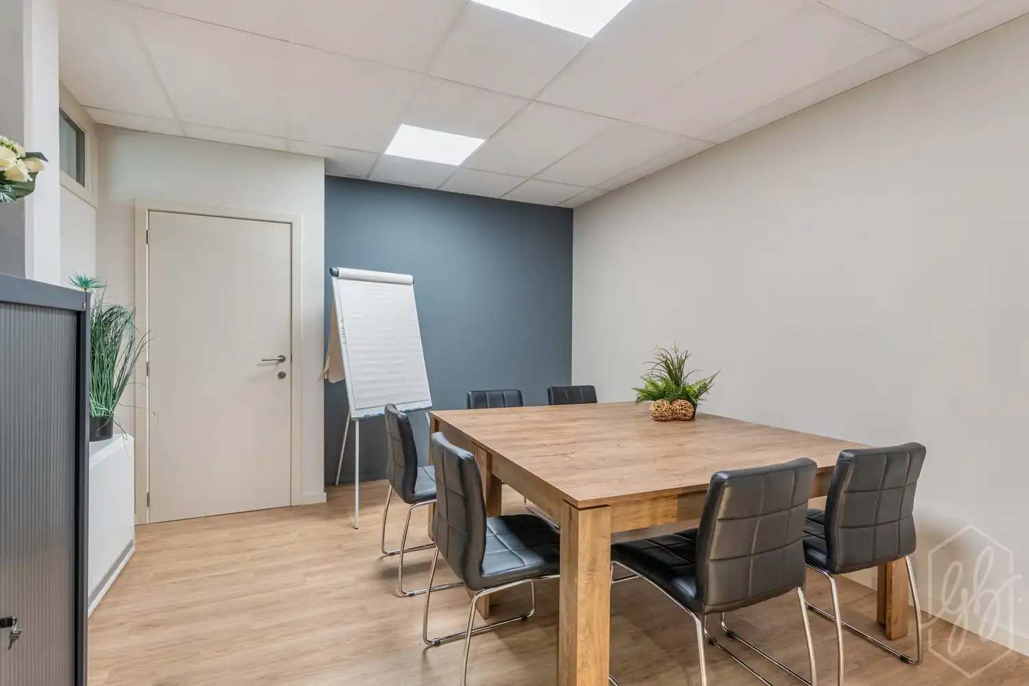 Instapklare kantoorruimte met parking voor de deur in Hasselt foto 15