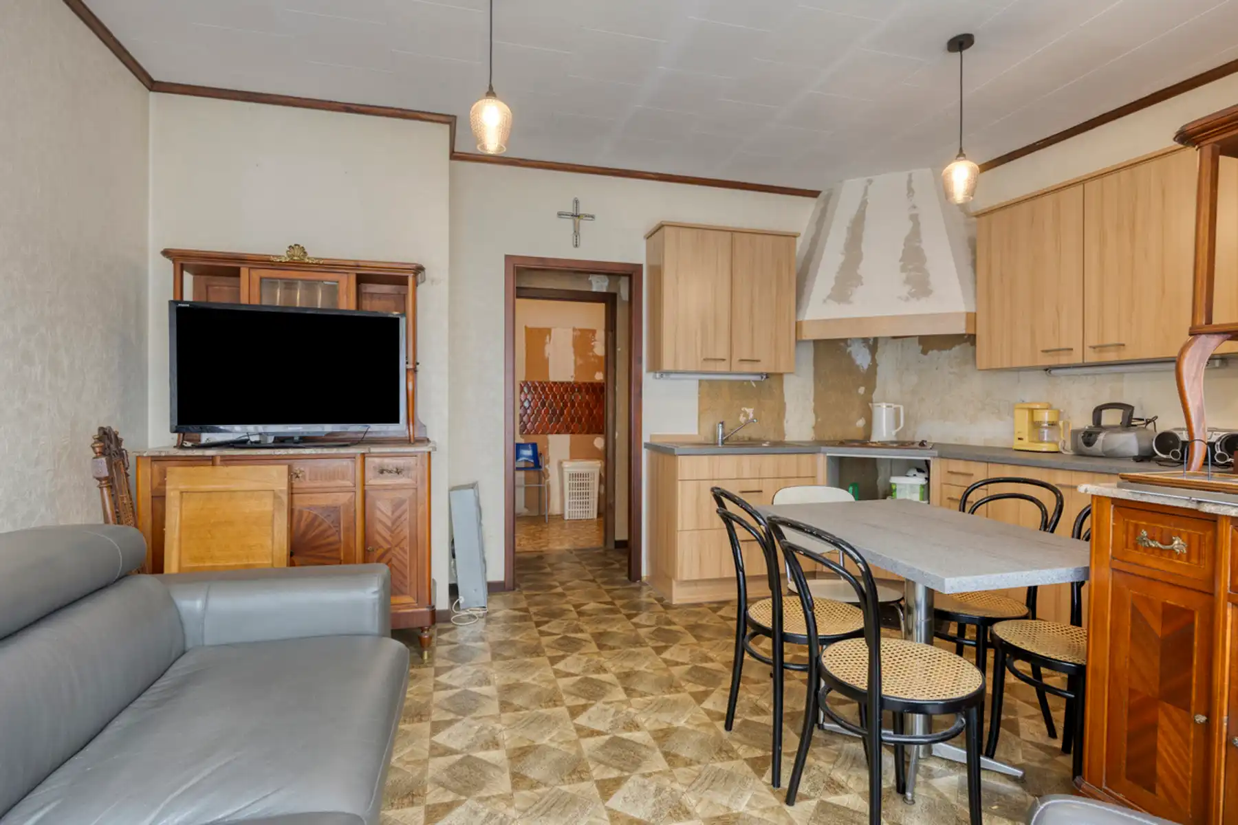 Appartementsgebouw met 5 app en achterliggende garages foto 9