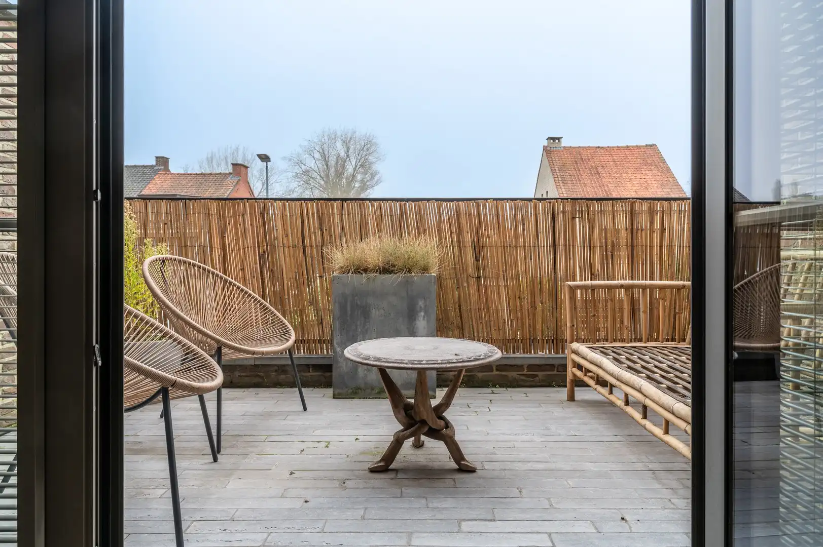 Ruim triplex appartement met berging foto 8