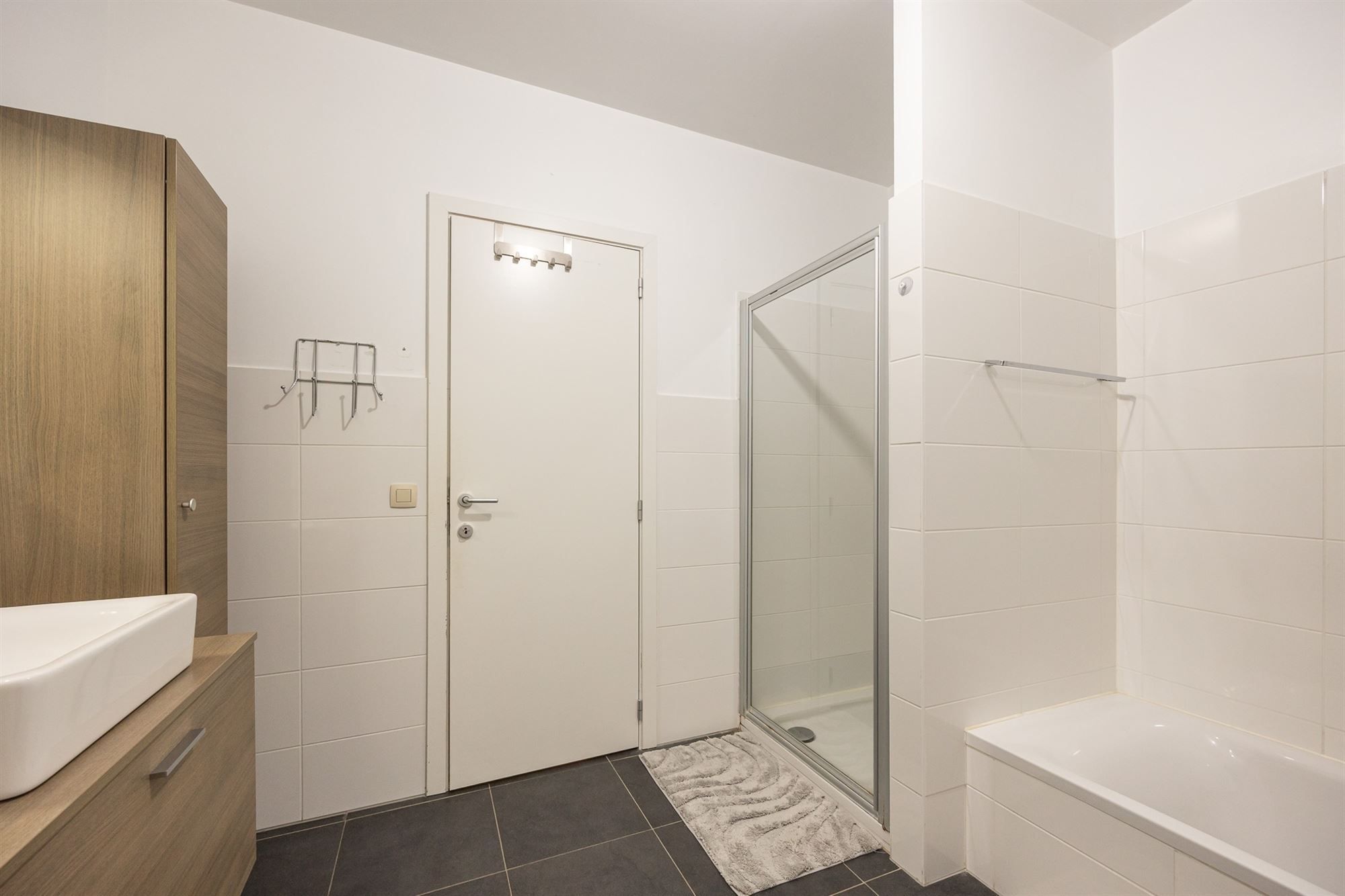 Ruim en lichtrijk 2 slpkr. app. met terras op TOPlocatie foto 4