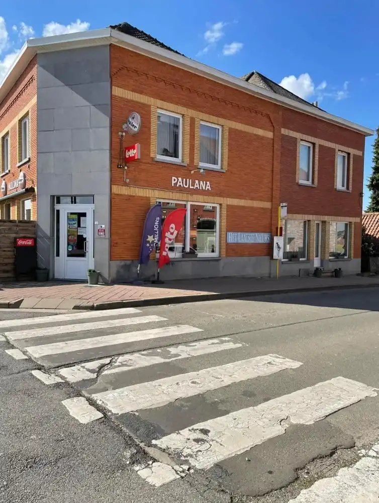 Ruim handelspand met woongelegenheid foto 2