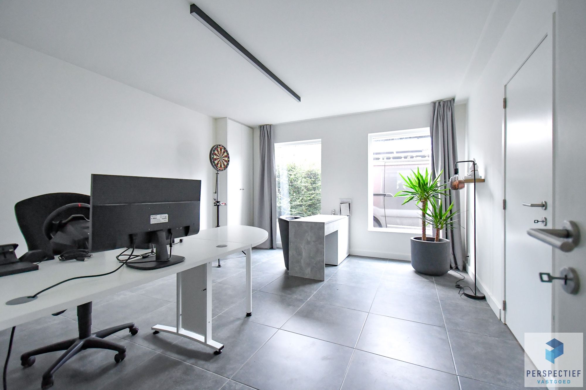 Mooi afgewerkte woning met 3 SLPKS, oprit en garage vlakbij het centrum foto {{pictureIndex}}