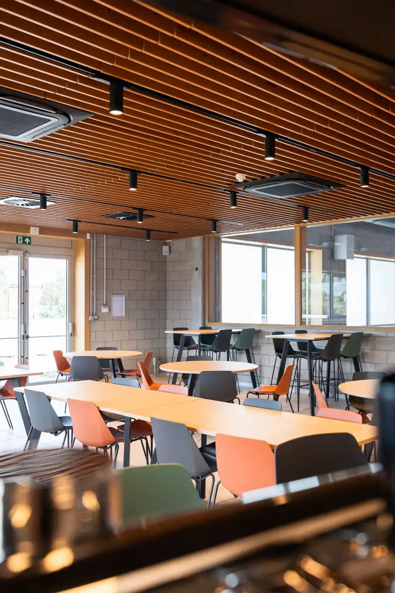 Recente en instapklare cafetaria met professionele keuken foto 12