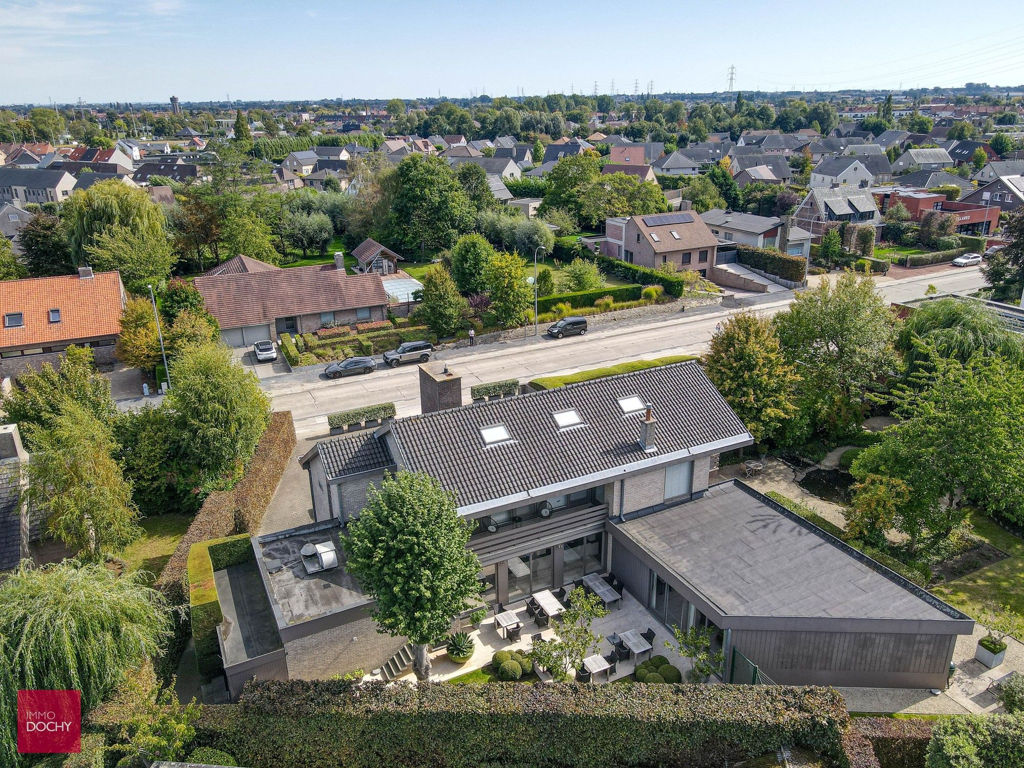 Commercieel gelegen handelspand / bureelgebouw /horecazaak te Izegem foto {{pictureIndex}}