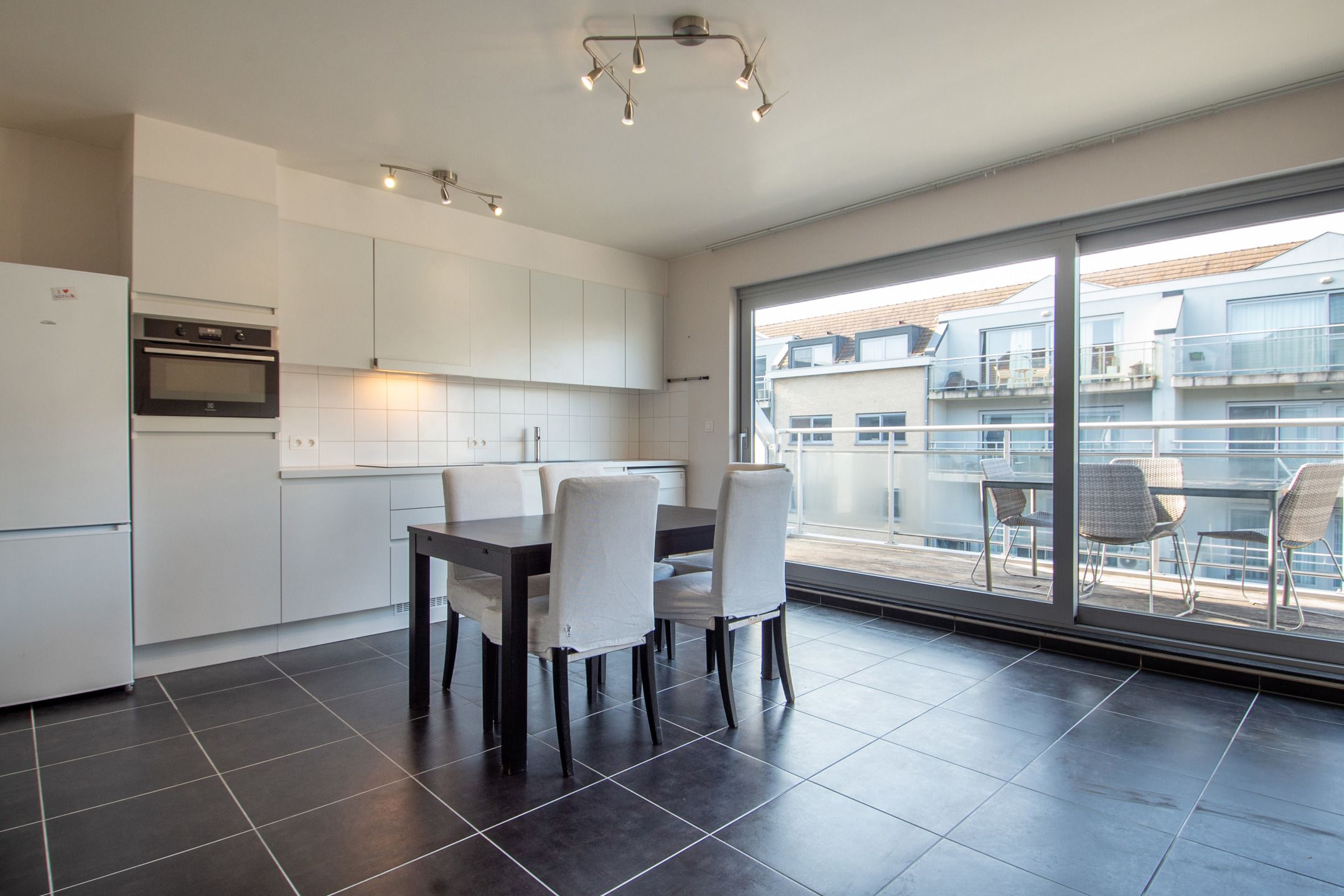Modern 2-slaapkamer appartement foto {{pictureIndex}}