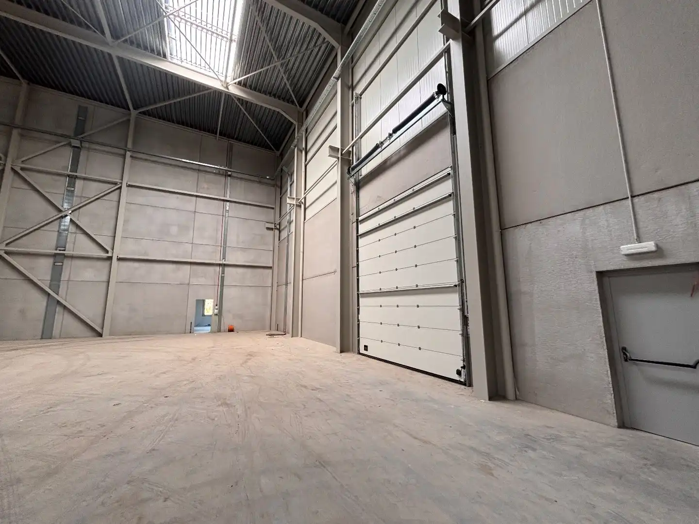 Logistieke bedrijfshal - 6834 m² & 350m² kantoren - met mogelijkheid tot 1200 m² extra kantoren. Superligging! foto 6