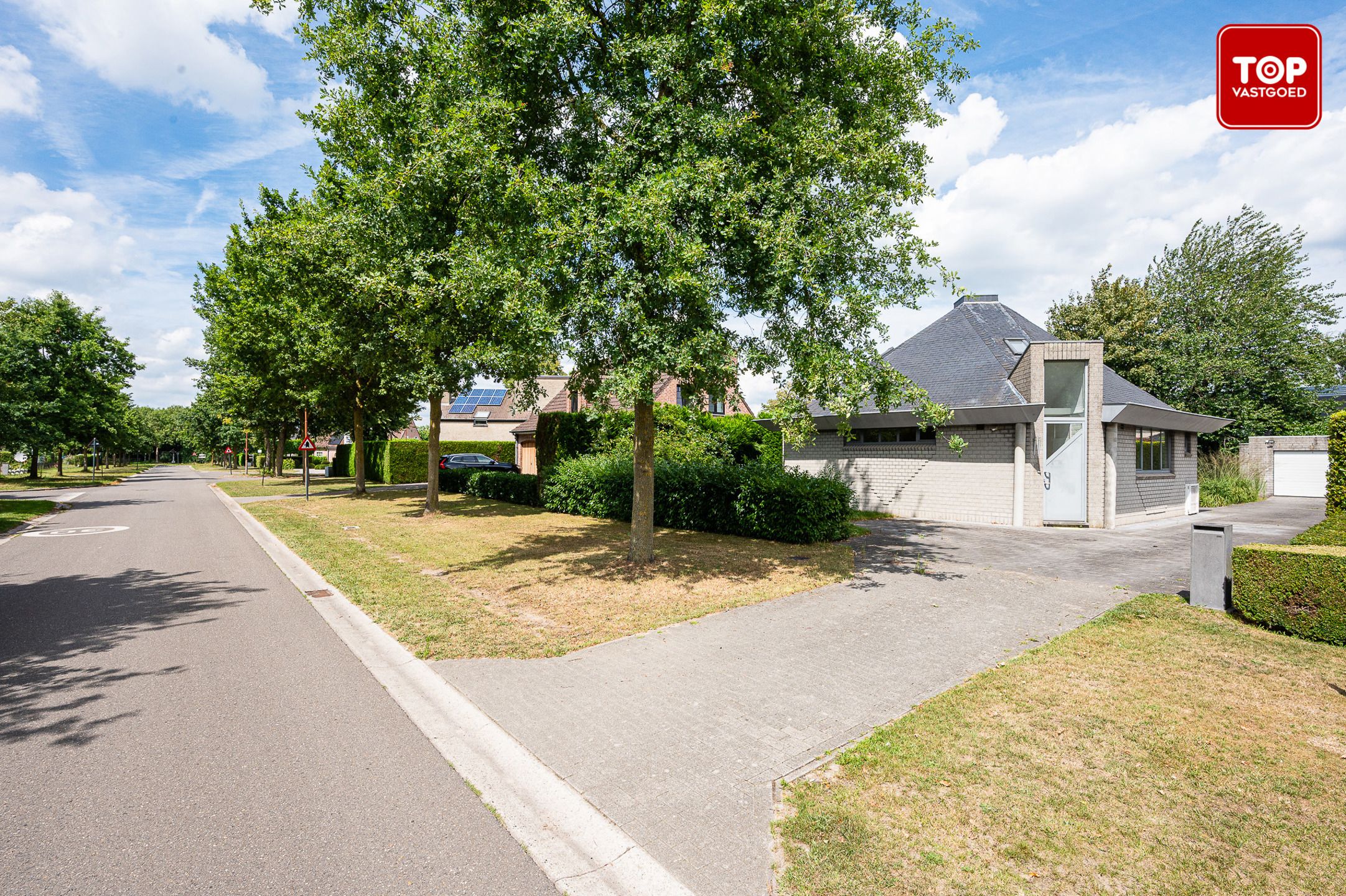 Hoofdfoto van de publicatie: Open bebouwing een perceel van 690m² met mooie tuin en garage. 