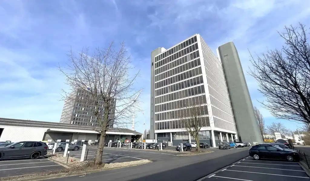 Vernieuwde kantoren te huur in Ahlers Building te Antwerpen foto {{pictureIndex}}