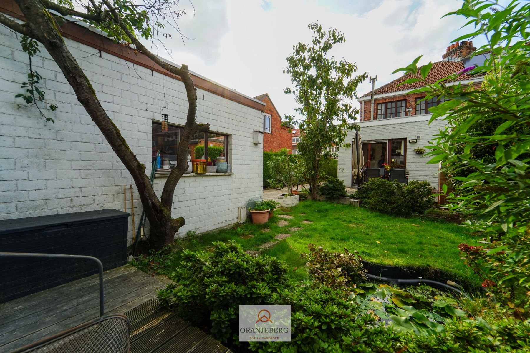 COMPROMIS IN OPMAAK! Charmante halfopen woning met oprit, tuin én garage te koop nabij UZ foto 17