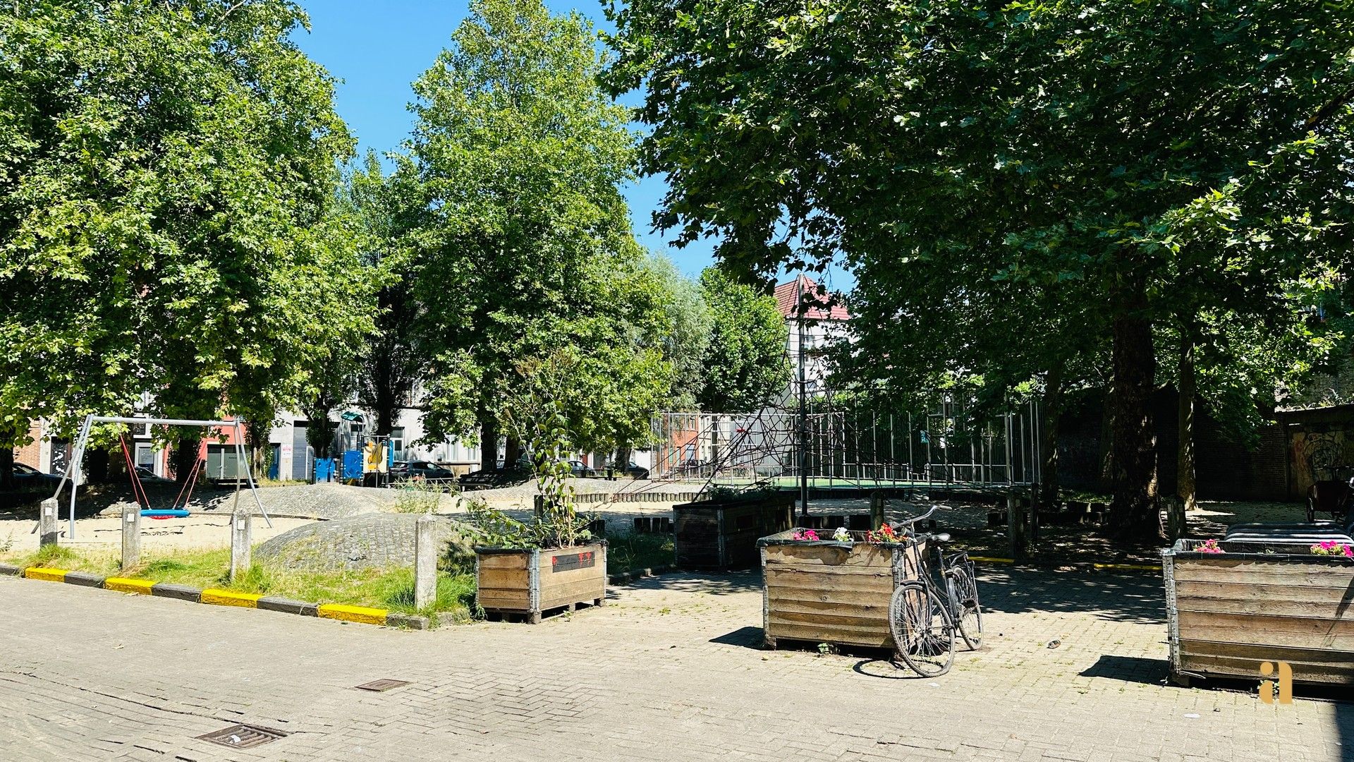 Parkeerplaats in een modern gebouw uit 2016! foto 9