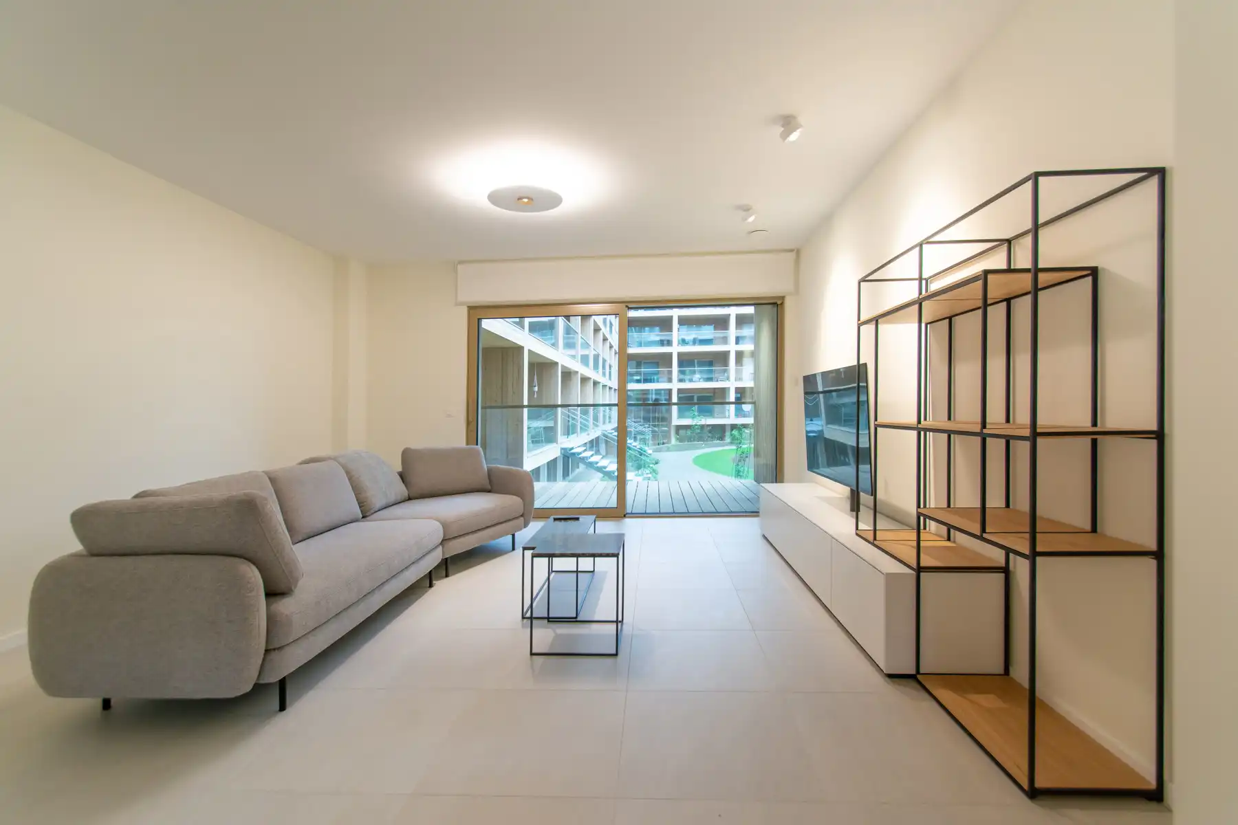 Prachtig gemeubeld 3 kamer appartement met mooi terras foto 2
