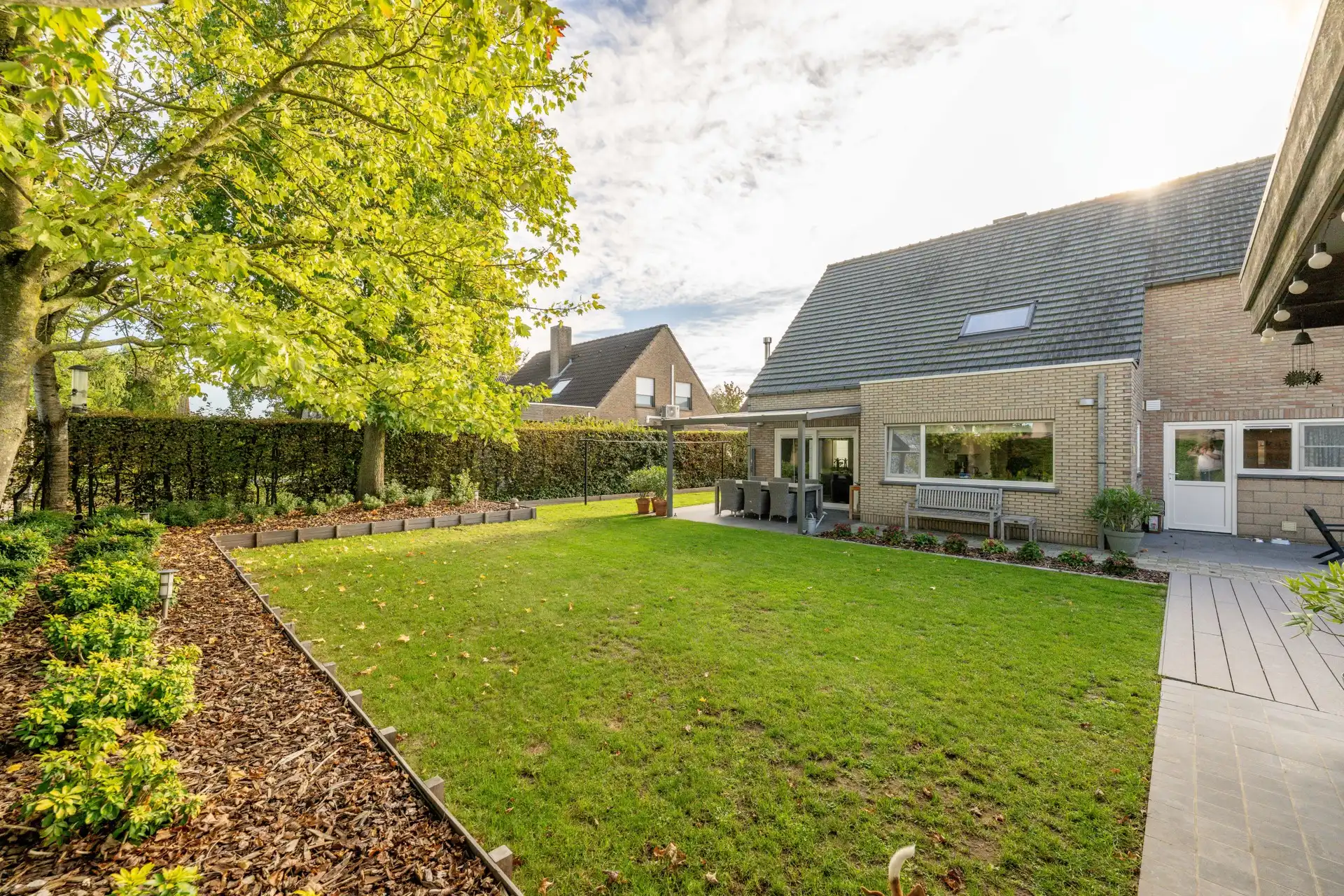 Knappe, verzorgde alleenstaande hedendaagse woning met 3 slaapkamers, garage en een prachtige aangelegde tuin TE KOOP in Wielsbeke! foto 26