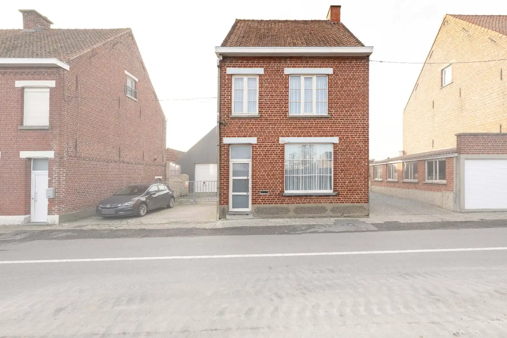 GROTENDEELS GERENOVEERDE GEZINSWONING 2006 MET 3 SLPKS EN TUIN foto 23