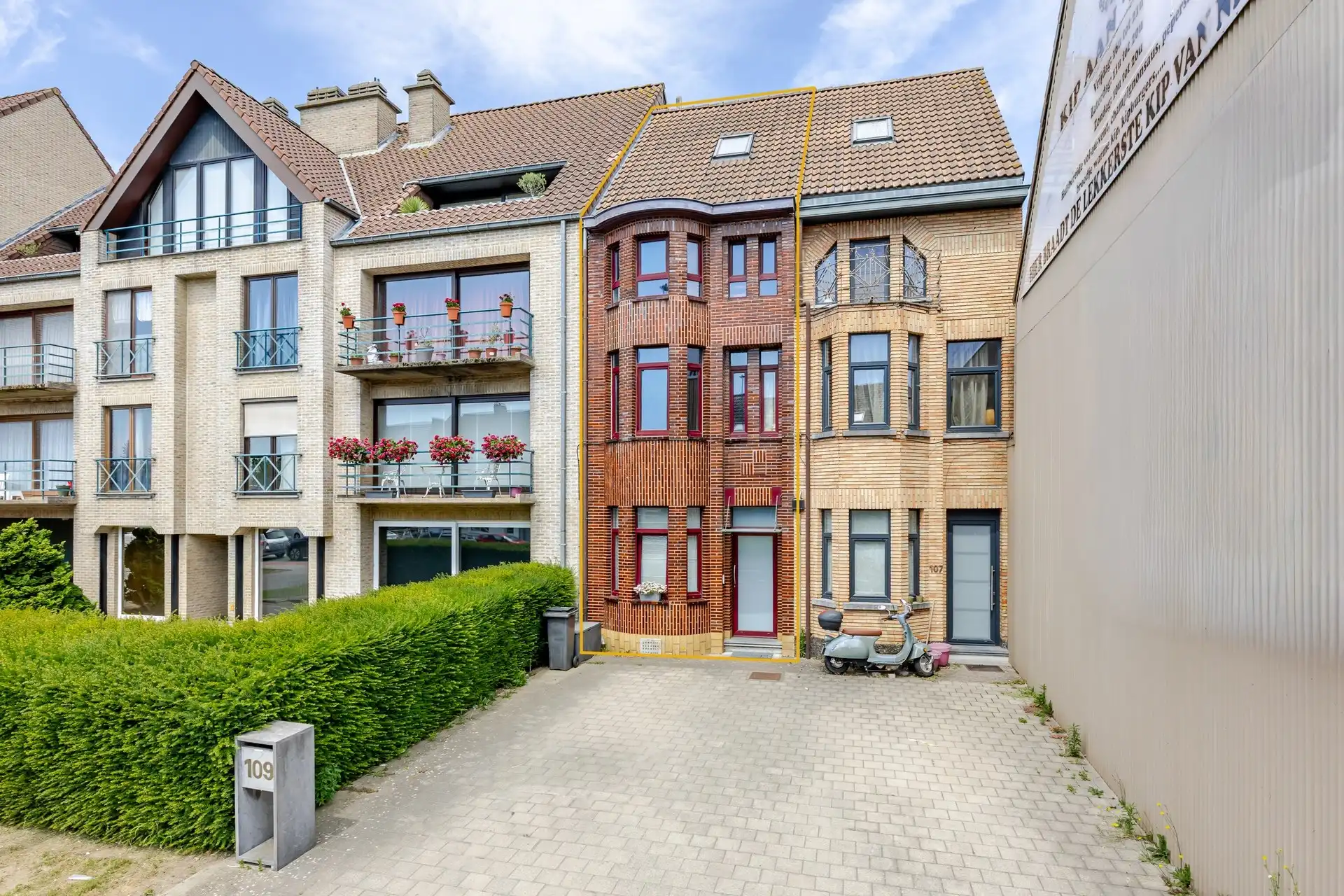 Instapklare gezinswoning met zonnige tuin en strategisch ligging te Ninove foto {{pictureIndex}}