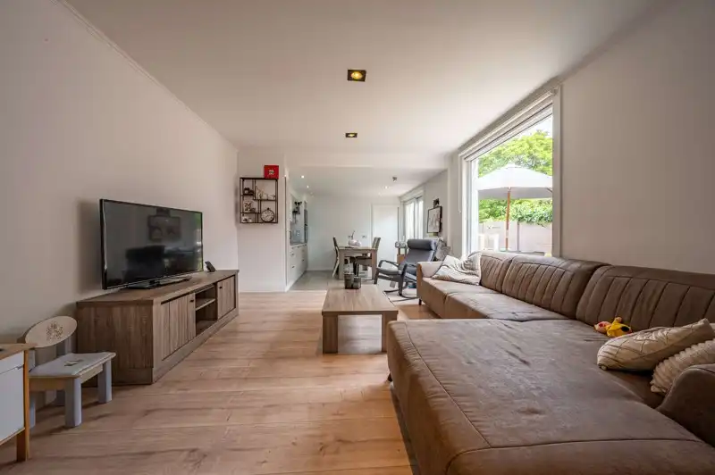 Gerenoveerde ruime gezinswoning met handelsruimte, garage, tuin en 3 slaapkamers op een perceel van 391 m² in het centrum van Wakken. foto 6