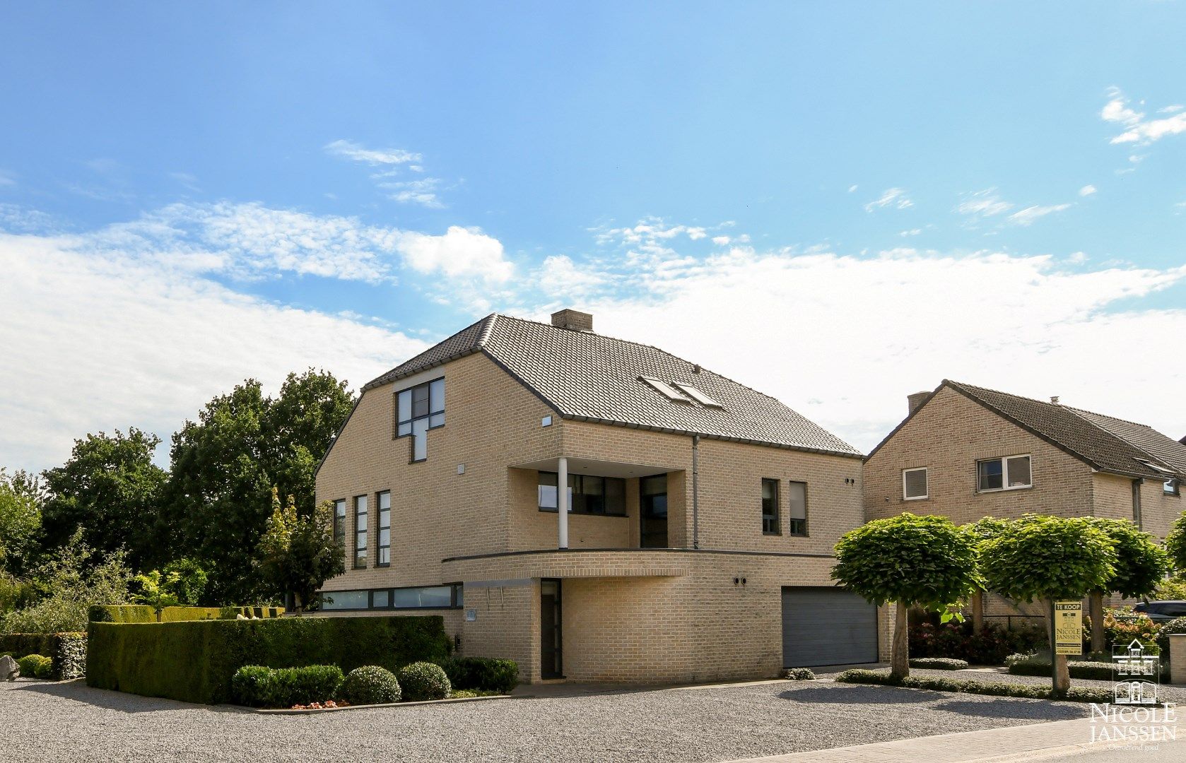 Verzorgde ruime woning met gelijkvloers praktijkgedeelte en prachtige tuin foto 2