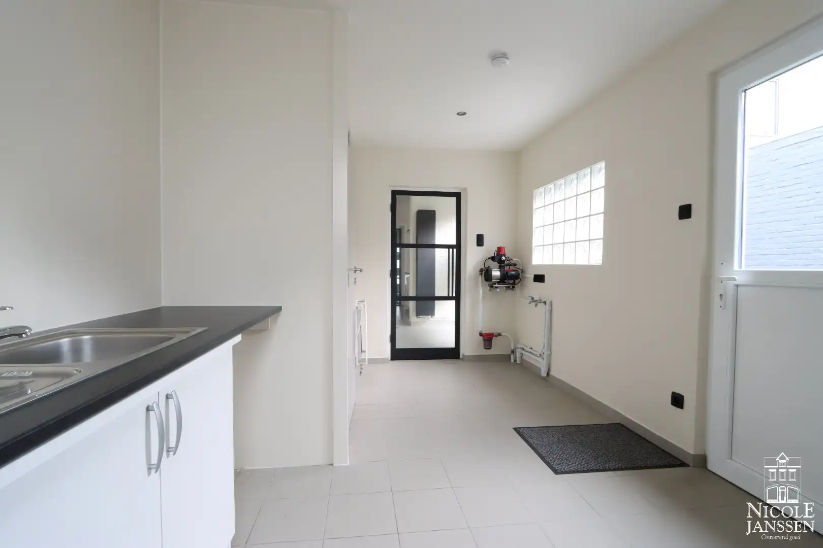 Compleet gerenoveerde ruime stadswoning met gezellige binnenkoer foto 10