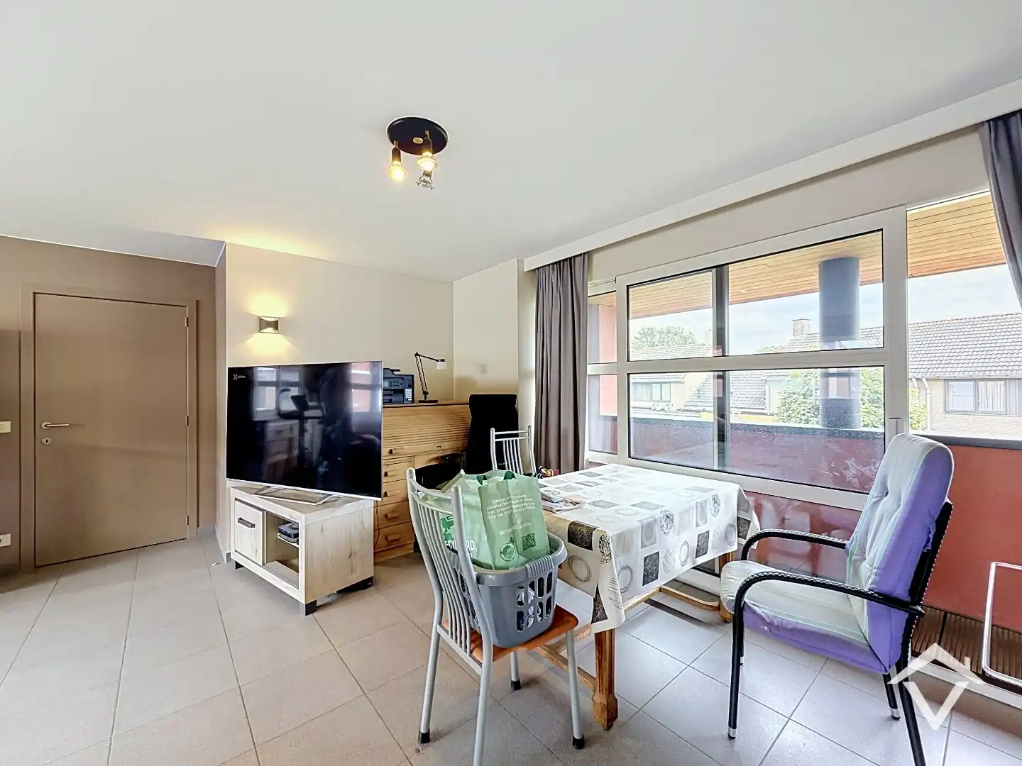 Instapklaar appartement met 2 slaapkamers, 2 terrassen, garage en tuin te Roeselare. foto 4