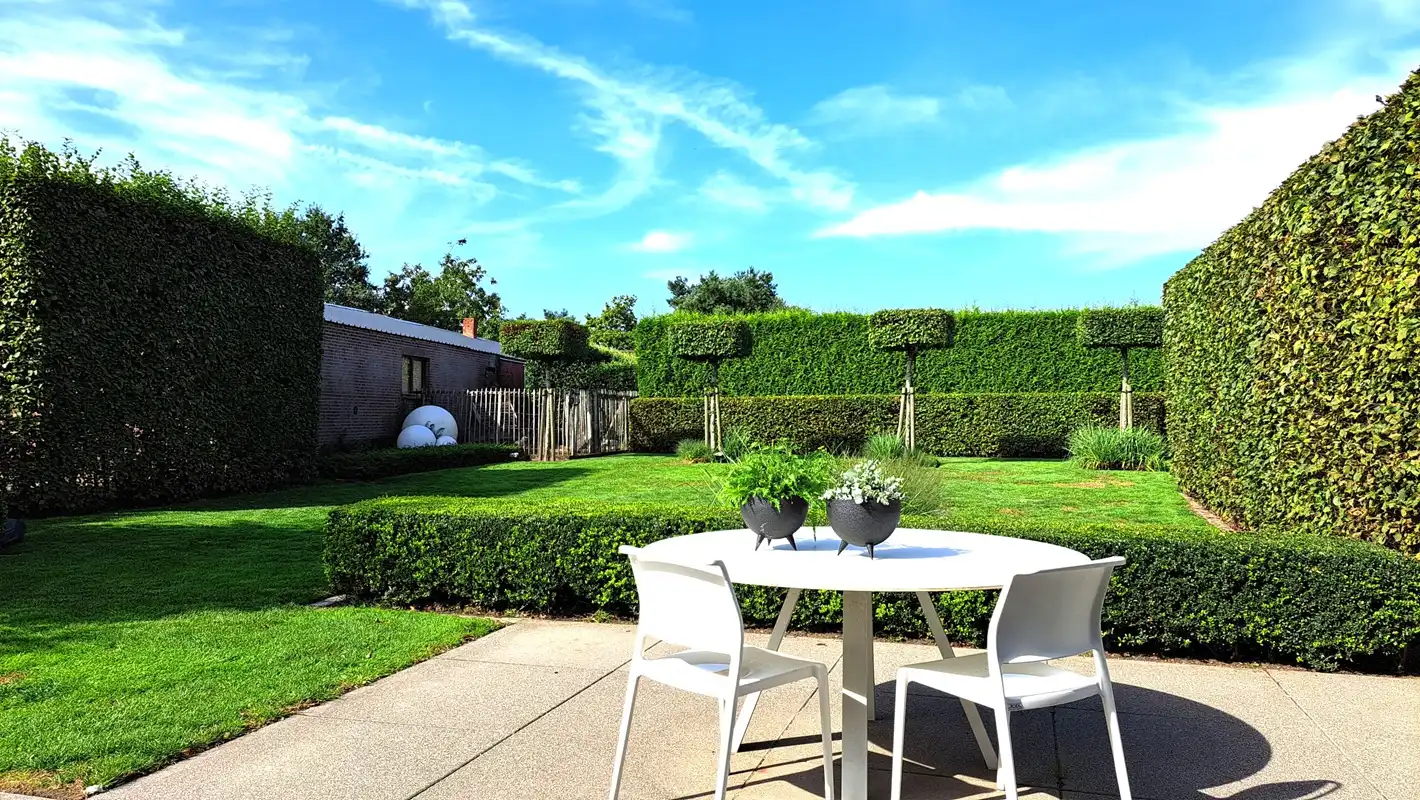 Volledig vernieuwde villa op een mooi perceel van ruim 28 are! foto 4