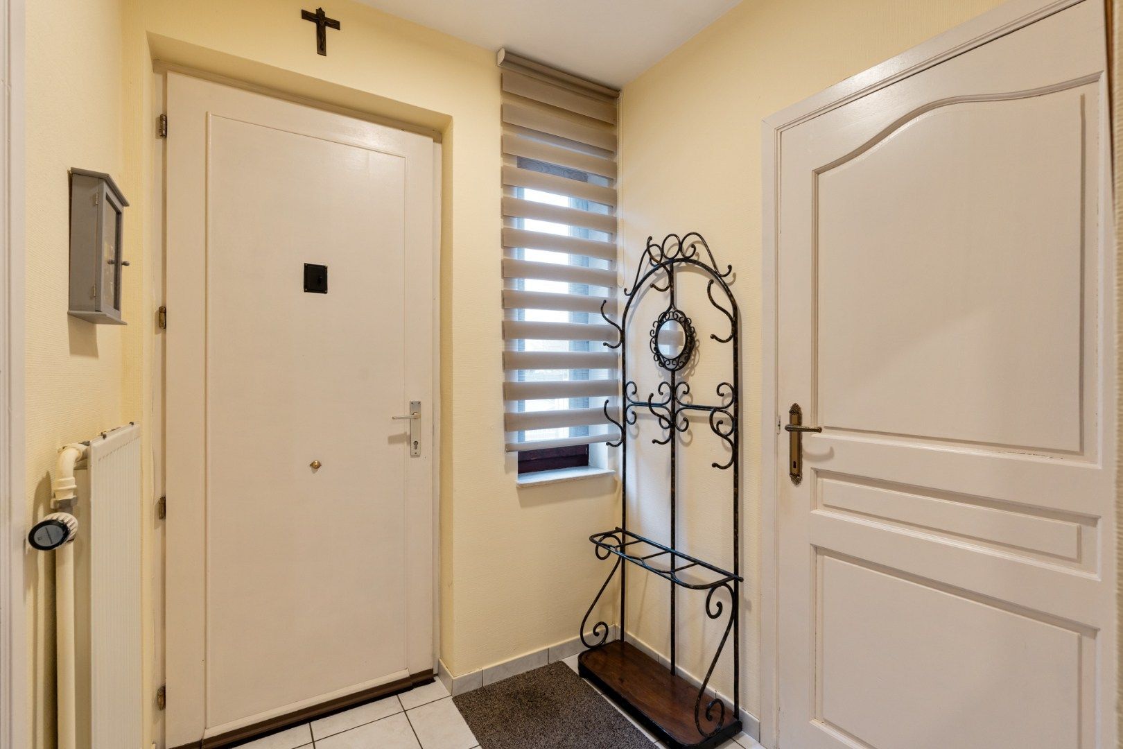 Vrijstaande gezinswoning, gebouwd in 1993 op een perceel van 5a74ca, gunstige ligging vlakbij het centrum. foto 3