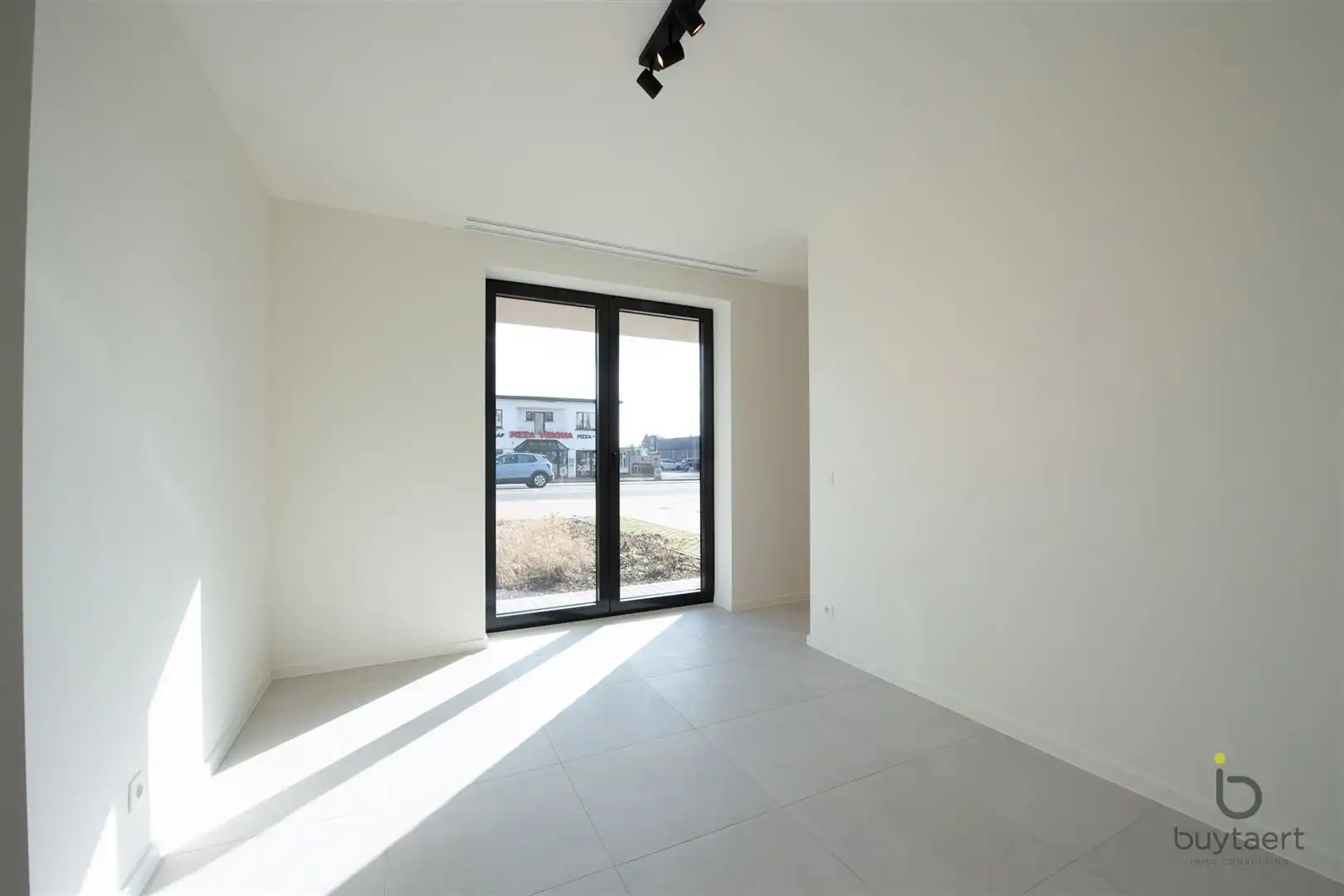 Nieuwbouw gelijkvloers appartement met twee slaapkamers, een tuin en een garage. foto 18