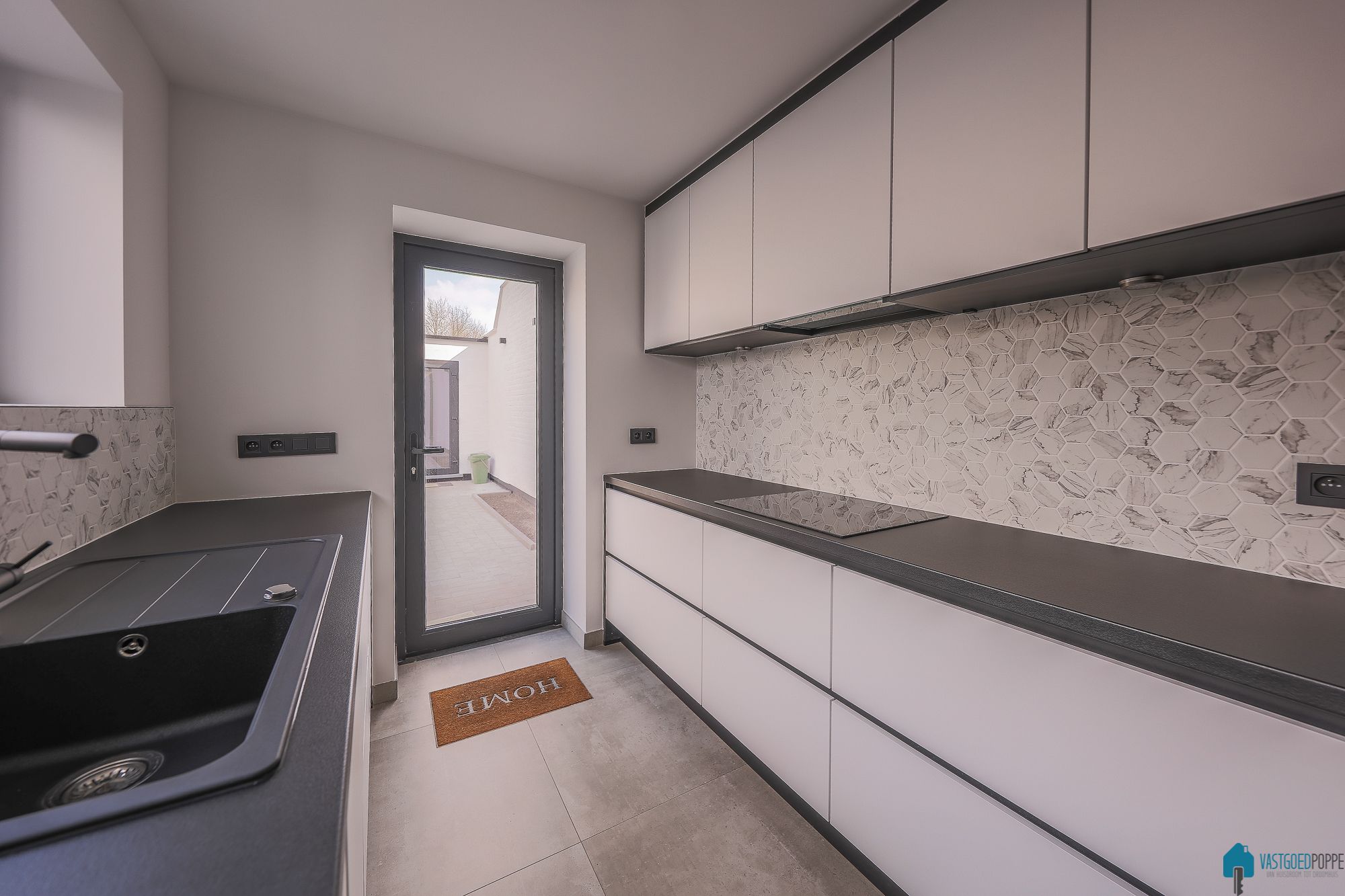 KWALITATIEF GERENOVEERDE ÉÉNGEZINSWONING MET TERRAS & TUIN foto 8