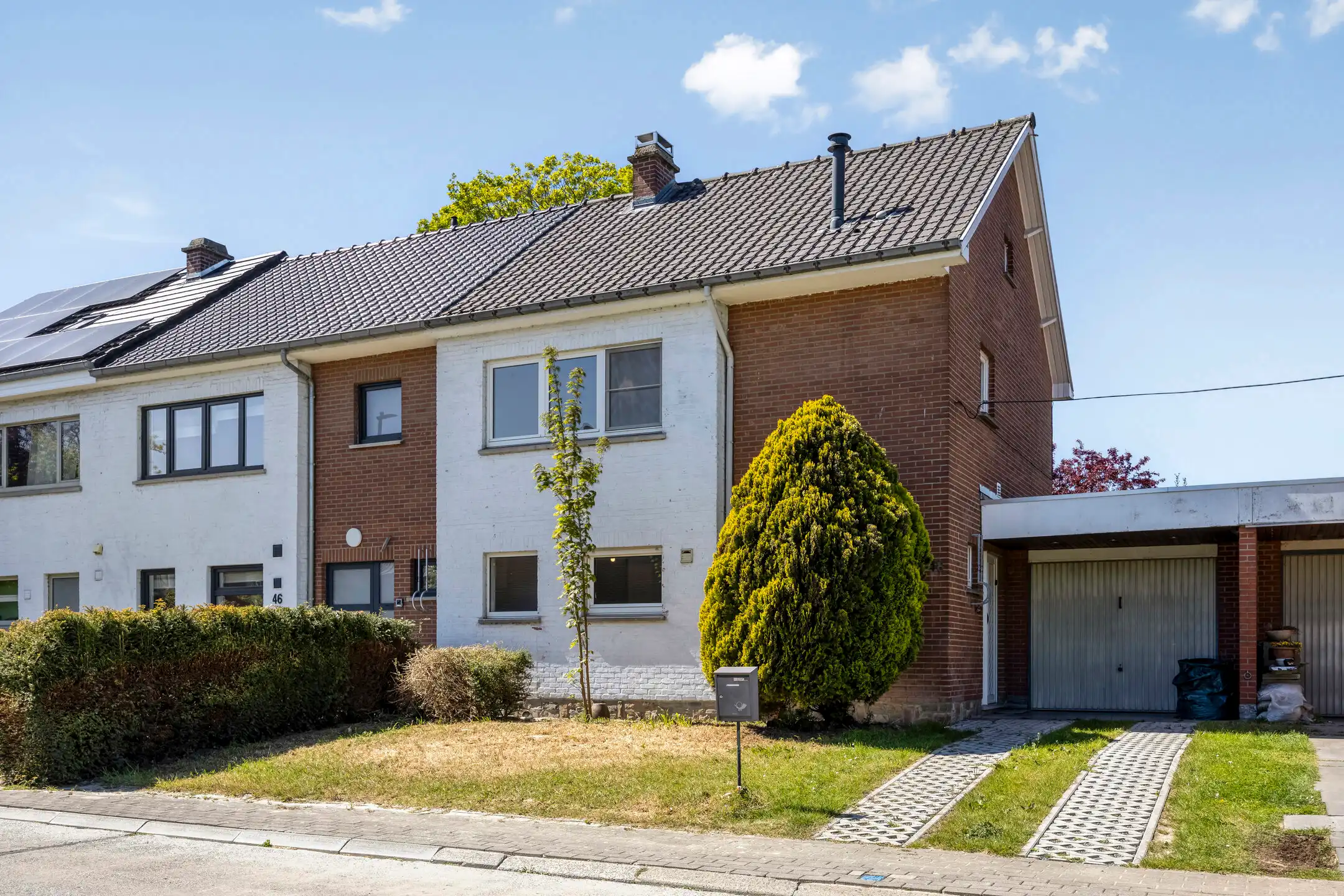 Instapklare 3-gevelwoning met garage. foto {{pictureIndex}}
