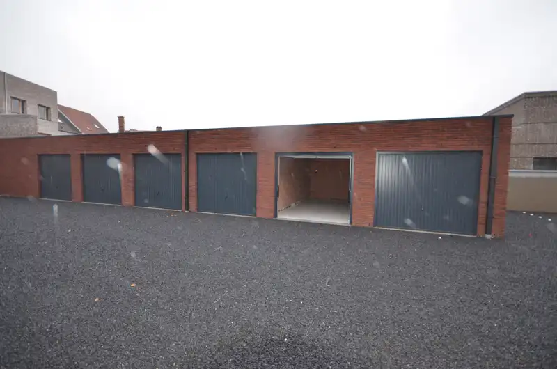 Te huur : nieuwbouw garage  (+/- 18 m²) te Roeselare Gitsestraat foto {{pictureIndex}}