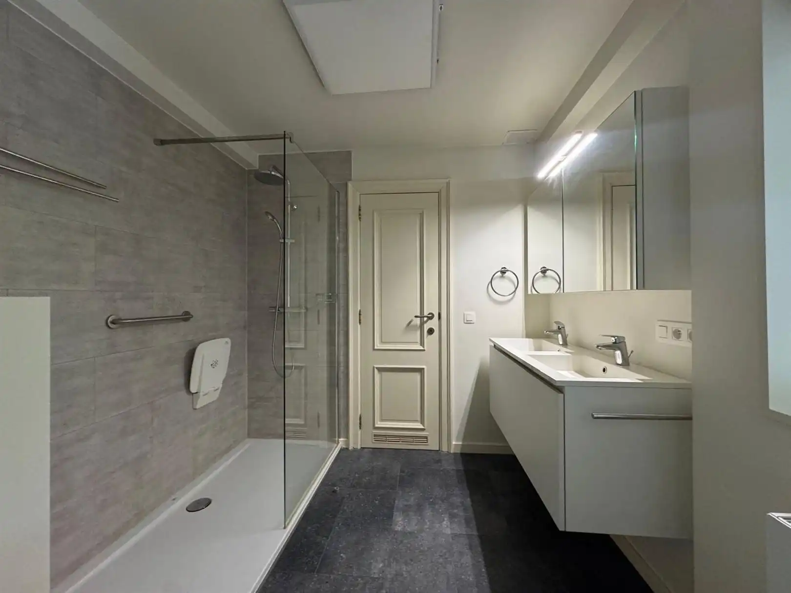 Ruim appartement met uitzicht over de Grote Markt foto 14