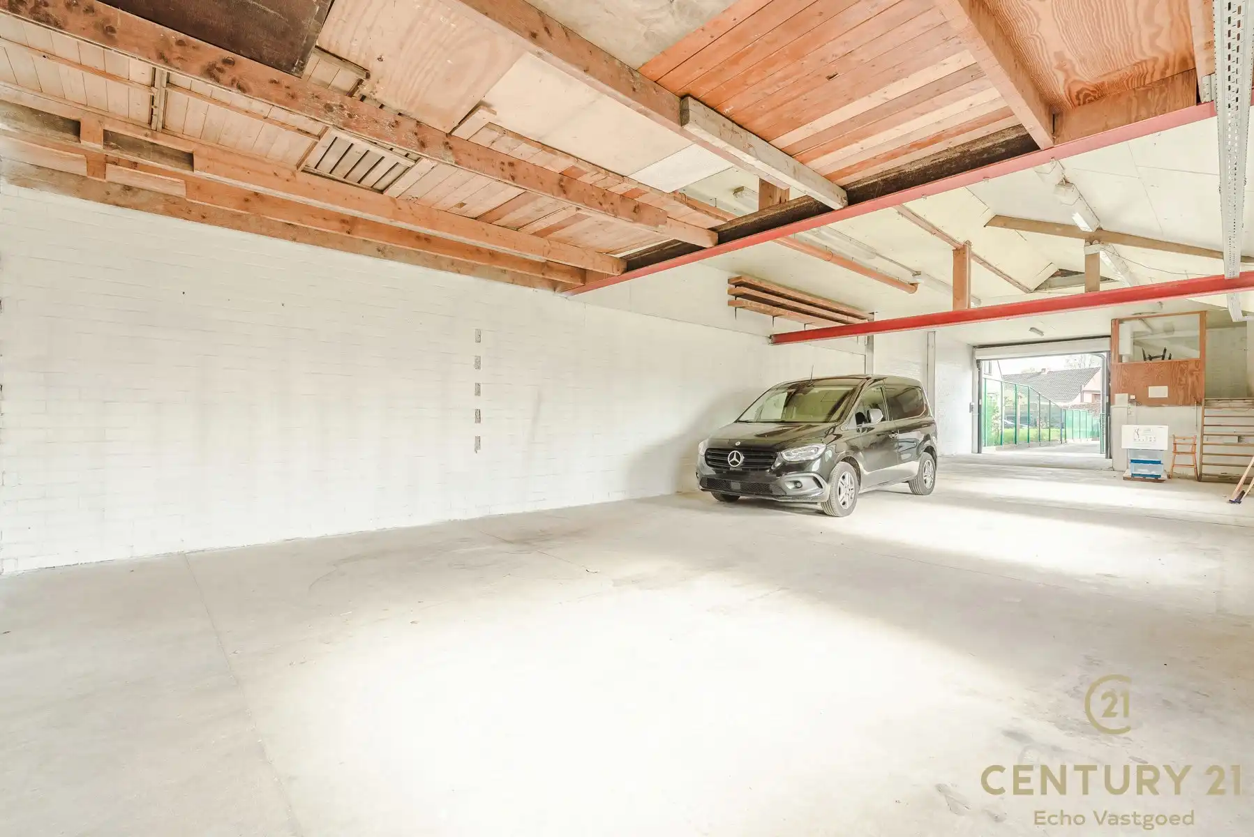 Unieke woning met magazijnen,  zwembad en conciergewoning foto 27