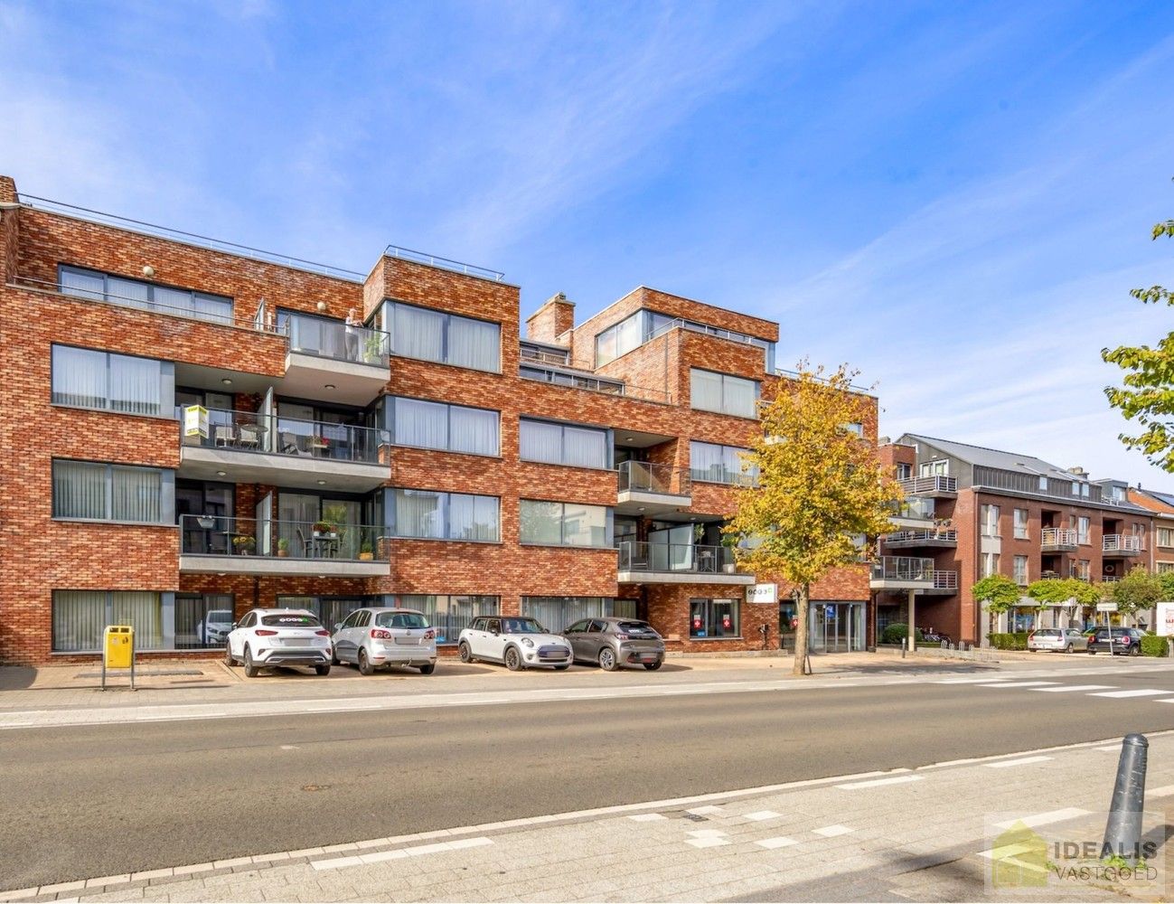 IDEALIS VASTGOED – HOOGWAARDIG AFGEWERKTE ASSISTENTIE-APPARTEMENT IN RESIDENTIE NUMA OP EEN TOPLOCATIE. Gelegen op de 2de verdieping met een bewoonbare oppervlakte van ca. 60m² biedt dit knappe assistentie-appartement een aangename leefruimte met aansluitend een zonnig overdekt terras, uitgeruste keuken en een ruime slaapkamer met veel lichtinval! Daarnaast kan er gebruik gemaakt worden van de talrijke gemeenschappelijke ruimtes en kan men aangenaam vertoeven in de prachtige gemeenschappelijke tuin, een oase van rust! foto 2