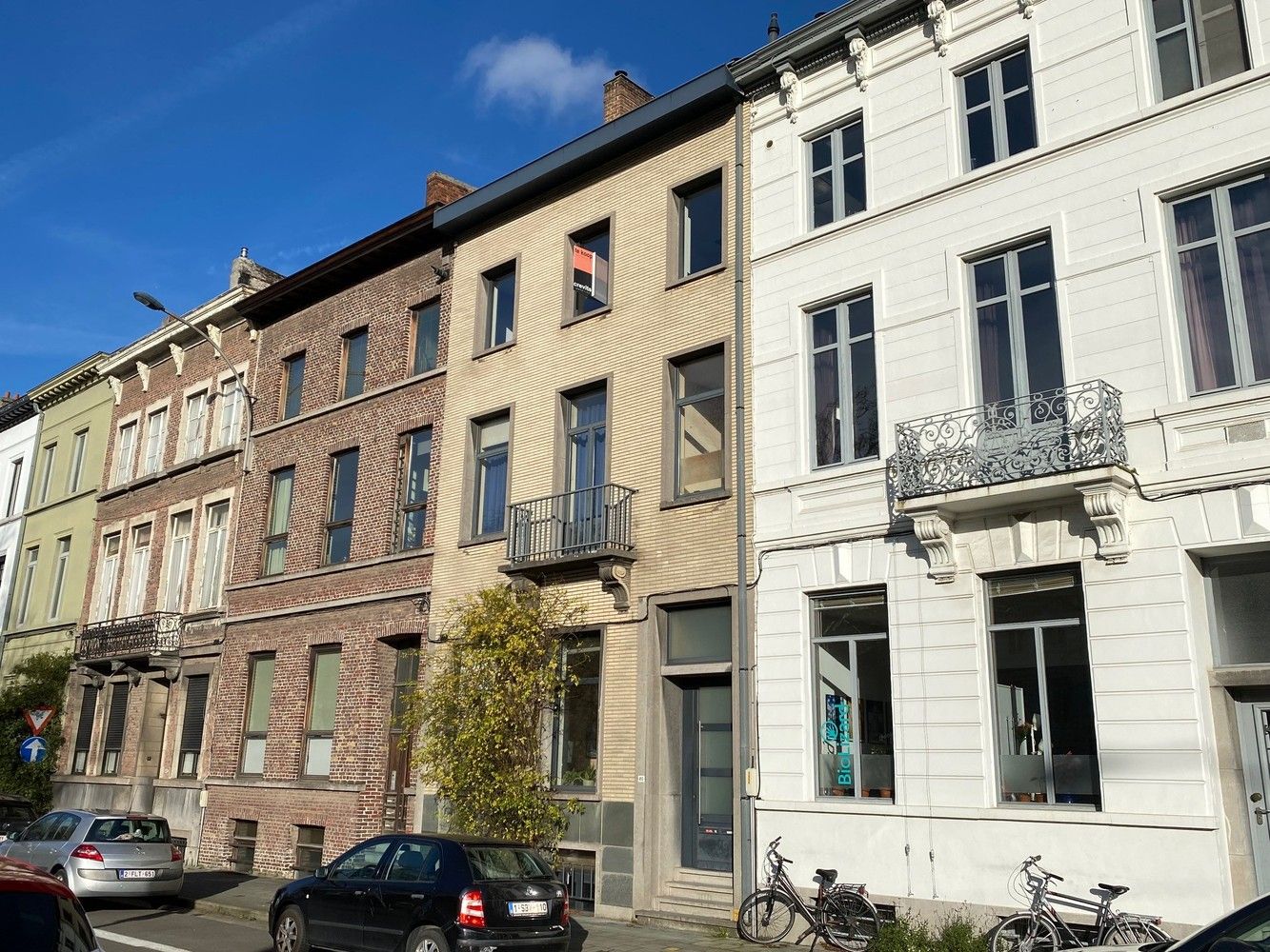 Charmant duplexappartement in authentiek herenhuis nabij de Coupure. foto {{pictureIndex}}