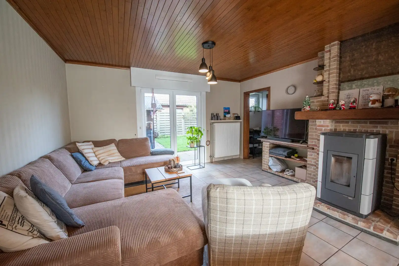 🏡 Charmante gezinswoning met 3 slaapkamers, inpandige garage en prachtige tuin in rustige woonwijk . foto 4