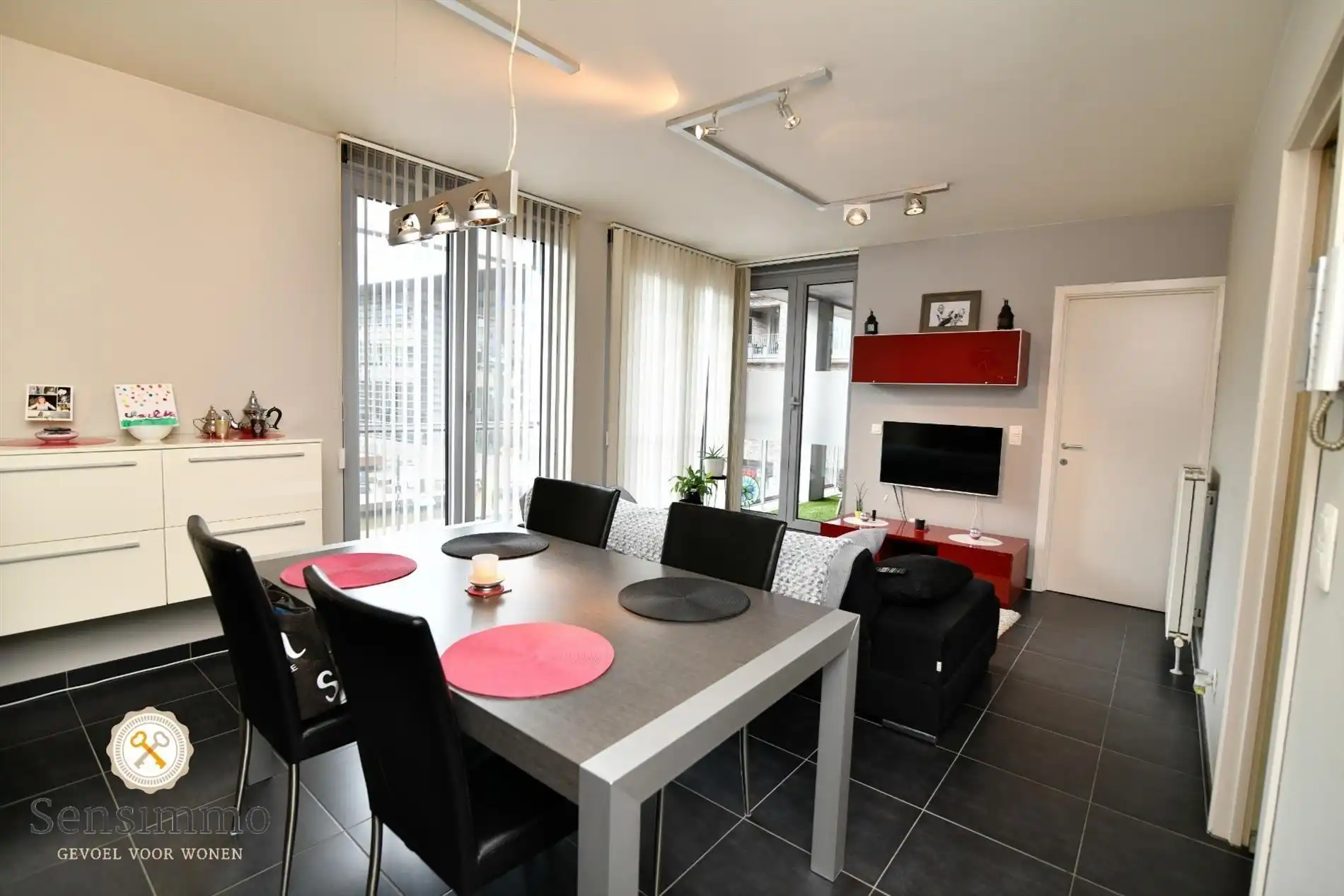 Modern éénslaapkamerappartement met prive parking Stadsplein Genk foto 10