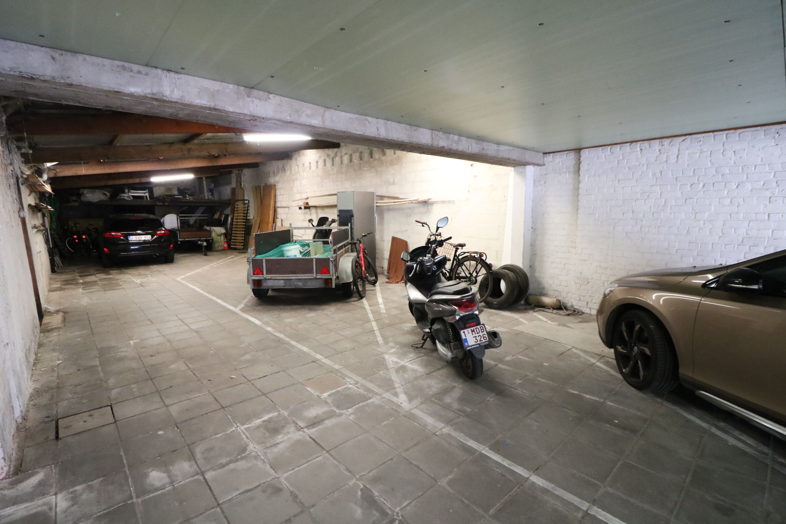  Zeer ruime woning met 5 slaapkamers, garages (8 wagens) en werkplaats. foto 22