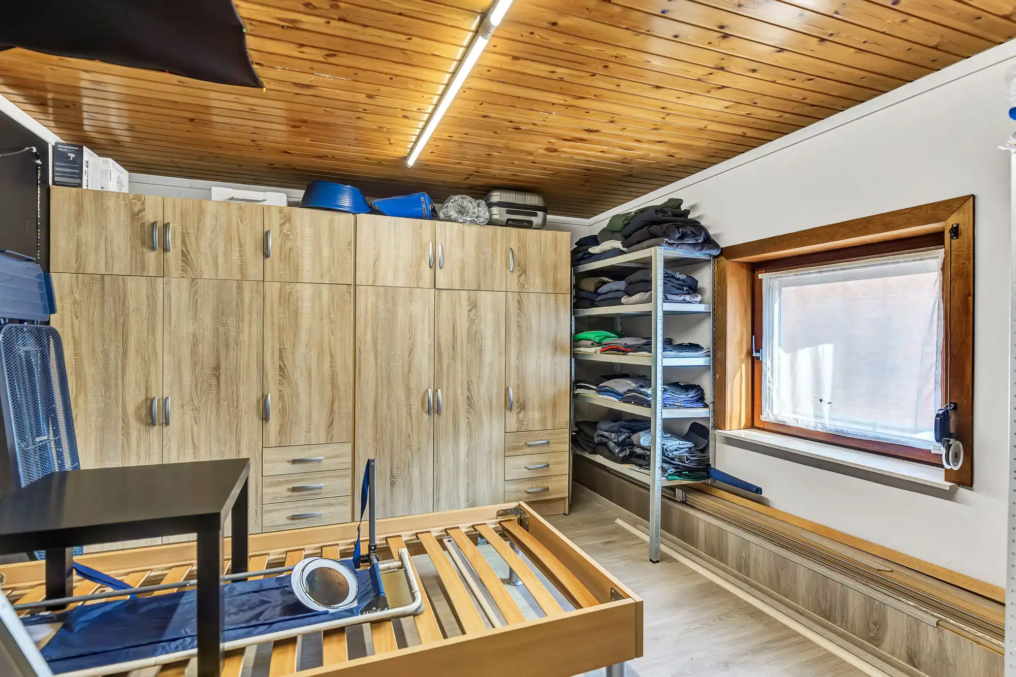 Instapklare woning met ruime garage/opslagplaats foto 17
