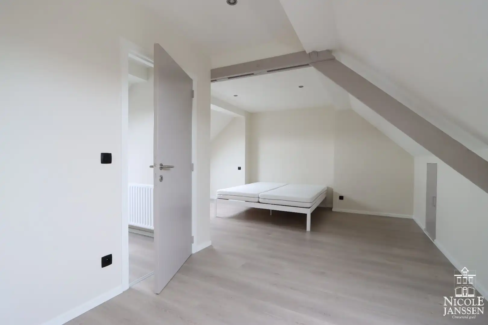 Compleet gerenoveerde ruime stadswoning met gezellige binnenkoer foto 17