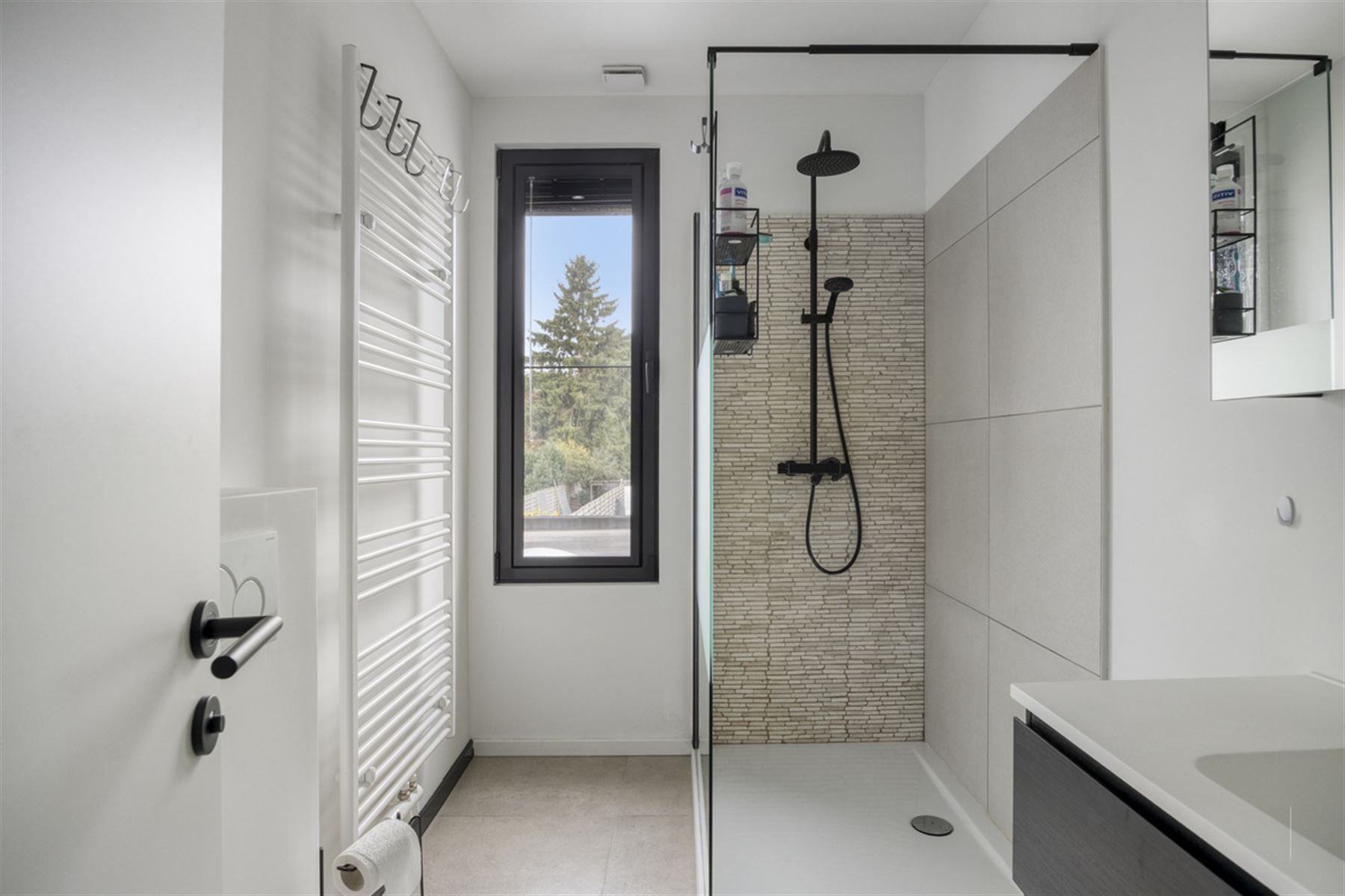 Totaal gerenoveerde woning met tuin foto 18