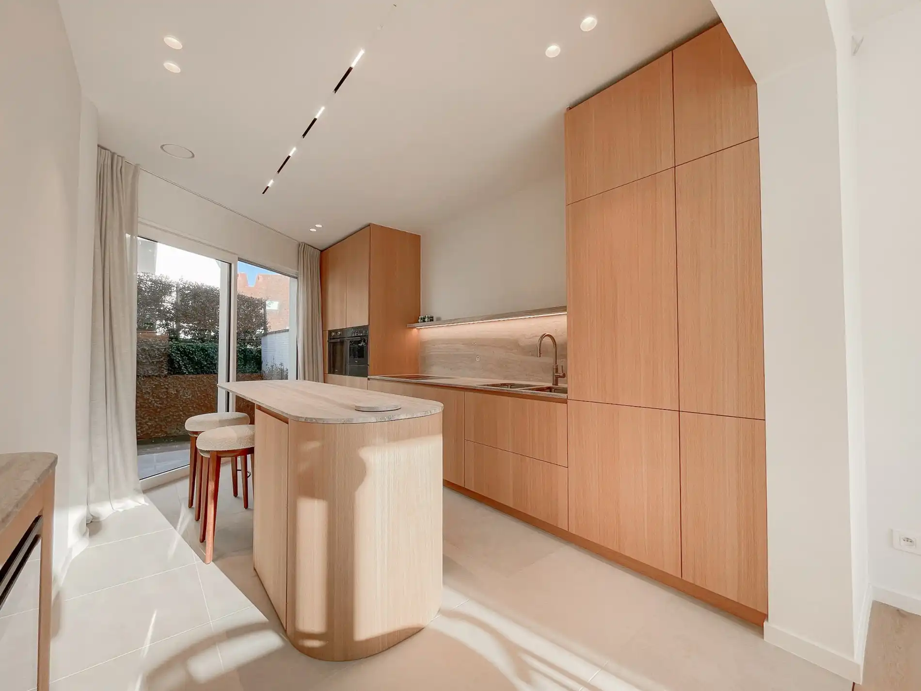 Exclusieve villa: Uitzonderlijk volledig gerenoveerde villa met frontaal zeezicht. foto 12