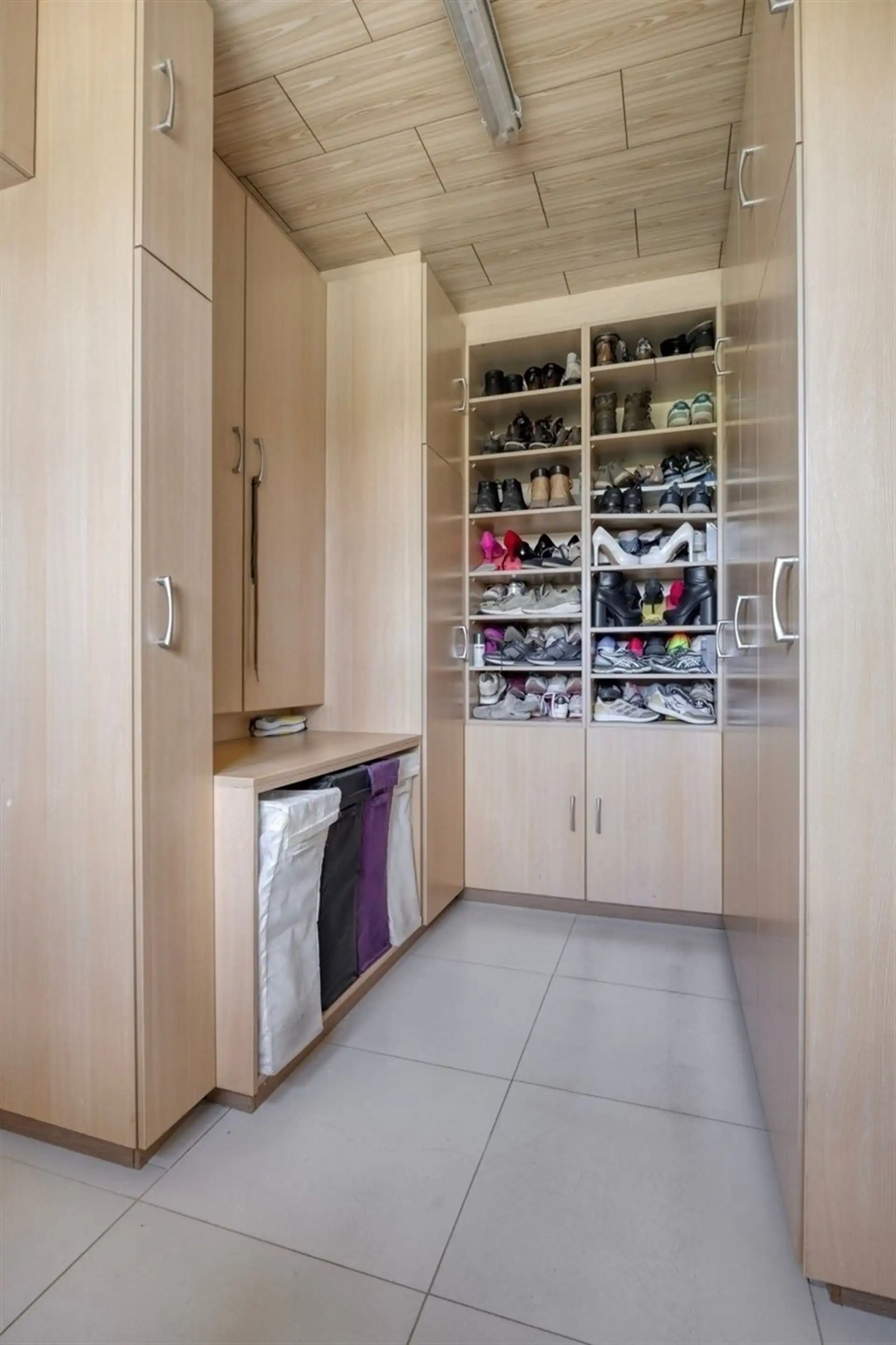 Instapklare villa met zwembad. Landelijke ligging in Leut. foto 42