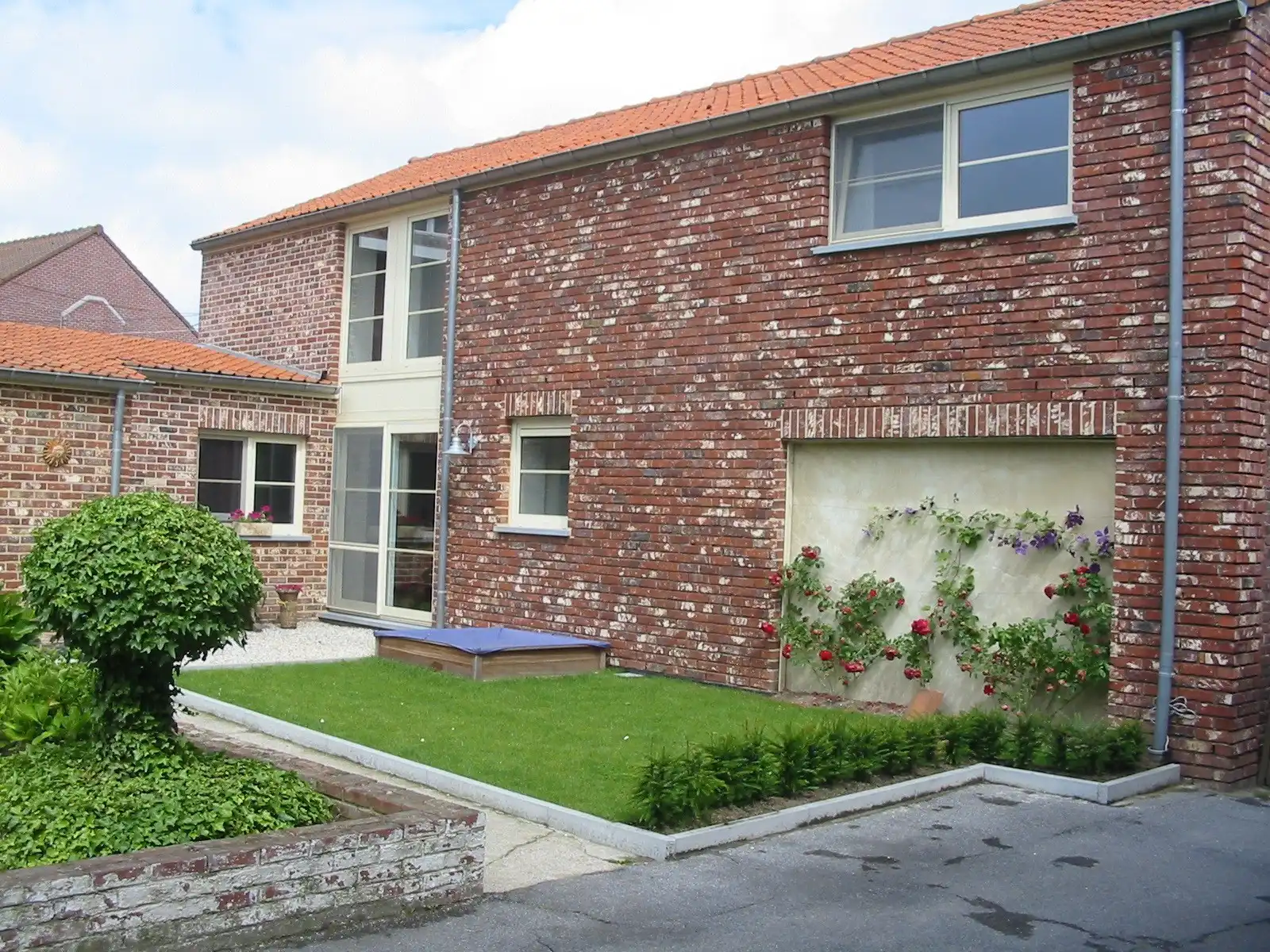 Mooie gerenoveerde vrijstaande woning met garage en achterliggend terrastuintje. foto 3