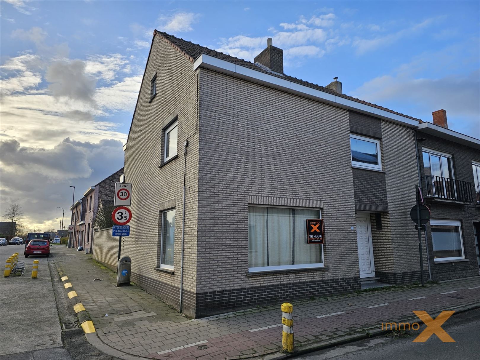 RUIME WONING MET DUBBEL GARAGE EN TUINTJE foto {{pictureIndex}}